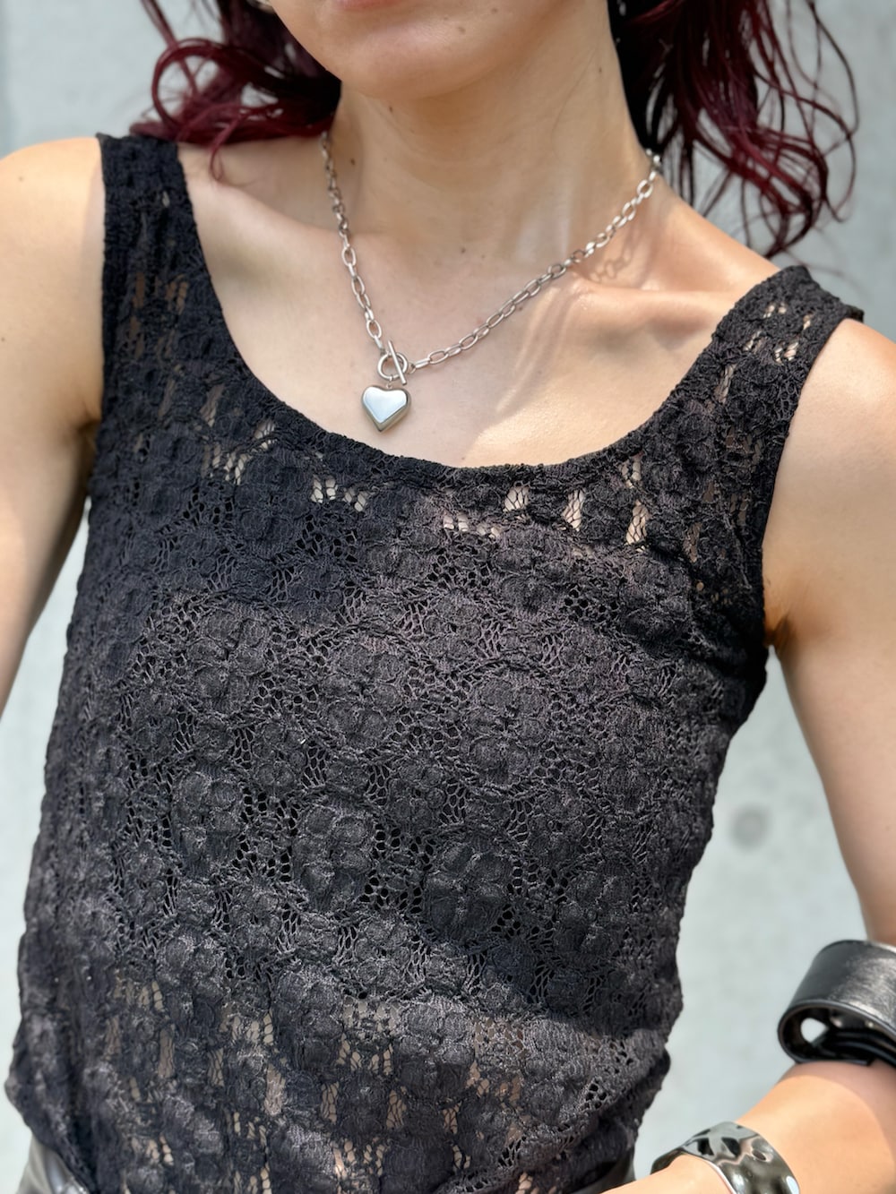 ブラック系のタンクトップ、ブラック系のその他パンツ、シルバー系のサンダルを着用したレディースの夏コーディネートの5枚目の写真