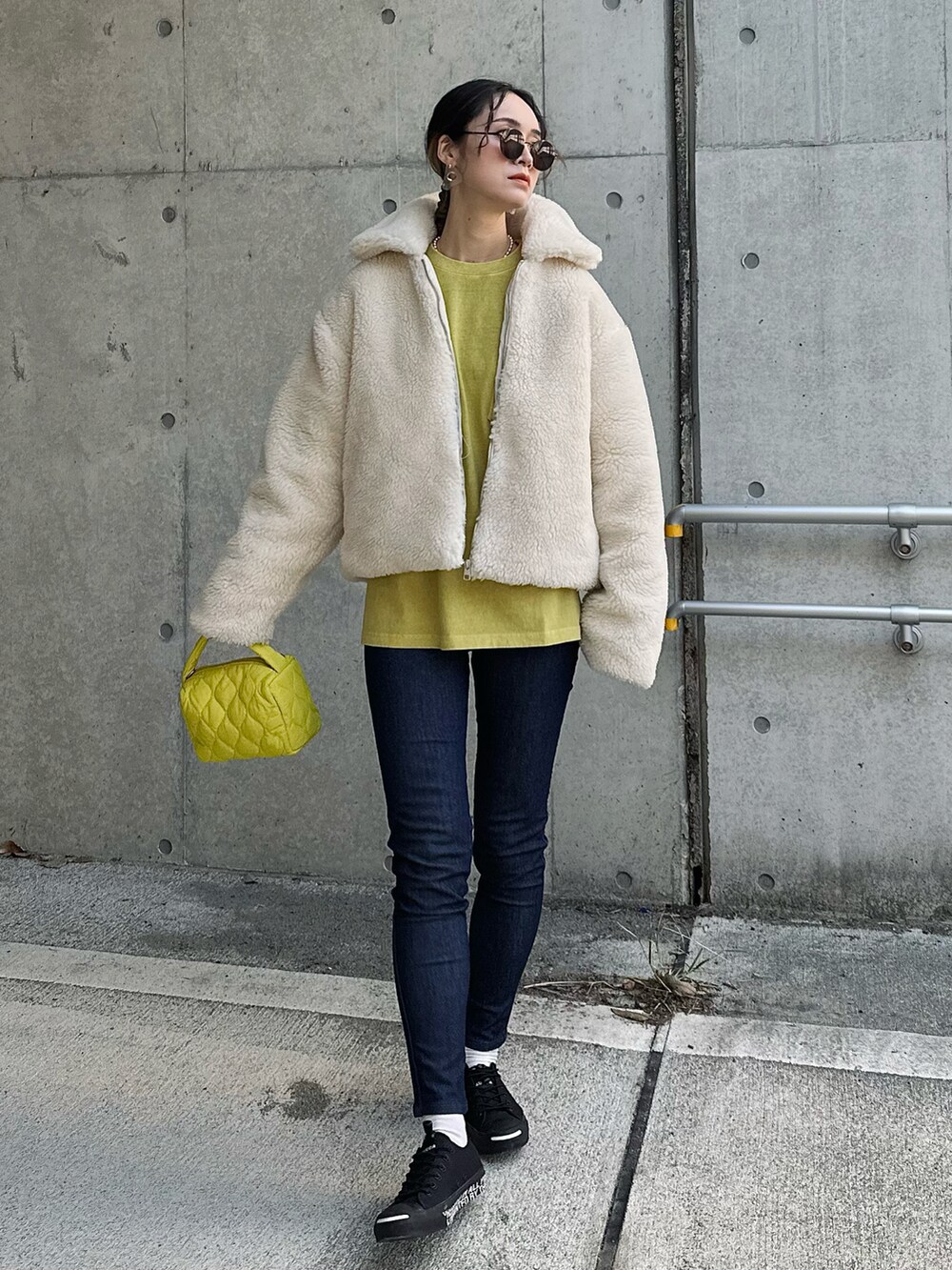 ホワイト系のその他アウター、ブルー系のデニムパンツ、イエロー系のショルダーバッグを着用したレディースの秋コーディネートの4枚目の写真