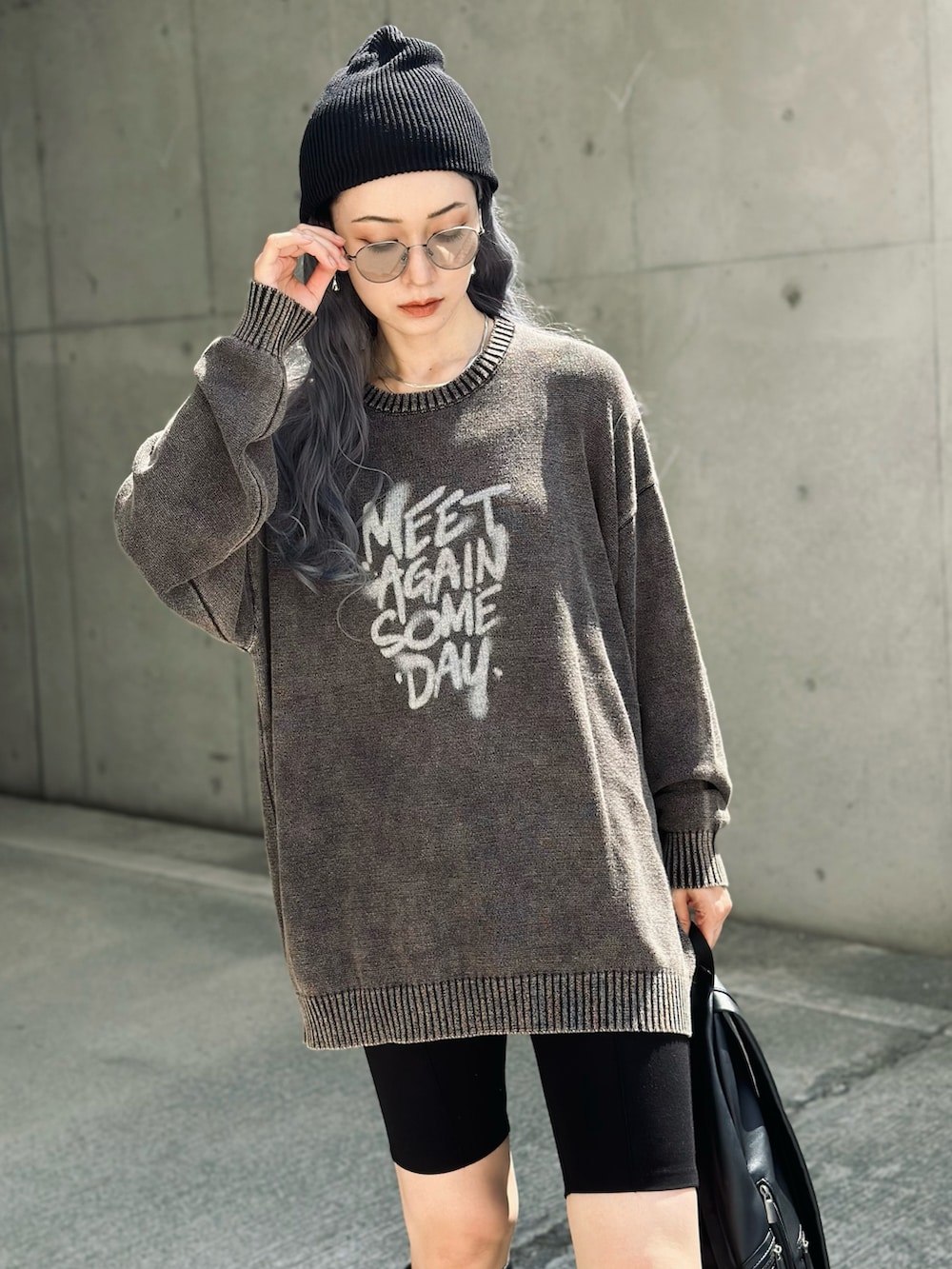 ブラック系のニット/セーター、ブルー系のウィッグ、ブラック系のニットキャップ/ビーニーを着用したレディースの秋コーディネートの2枚目の写真