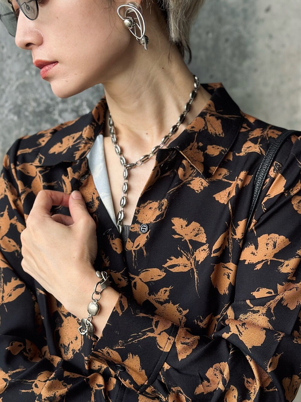 ブルー系のつなぎ/オールインワン、シルバー系のブーツ、ホワイト系のベストを着用したレディースの秋コーディネートの3枚目の写真