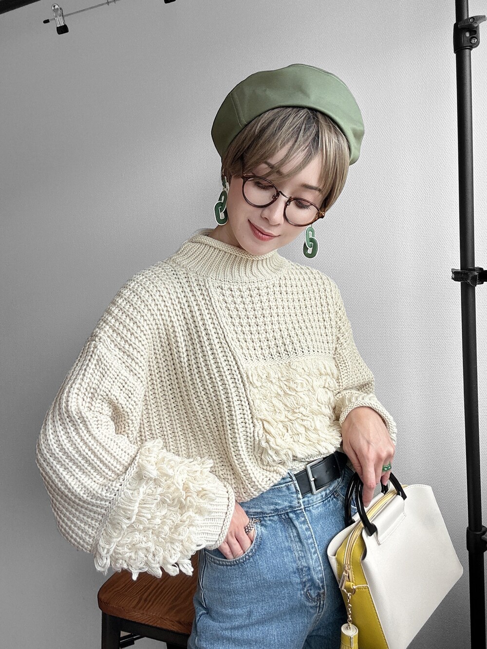 ホワイト系のニット/セーター、その他のデニムパンツ、ホワイト系のショルダーバッグを着用したレディースの秋コーディネートの2枚目の写真