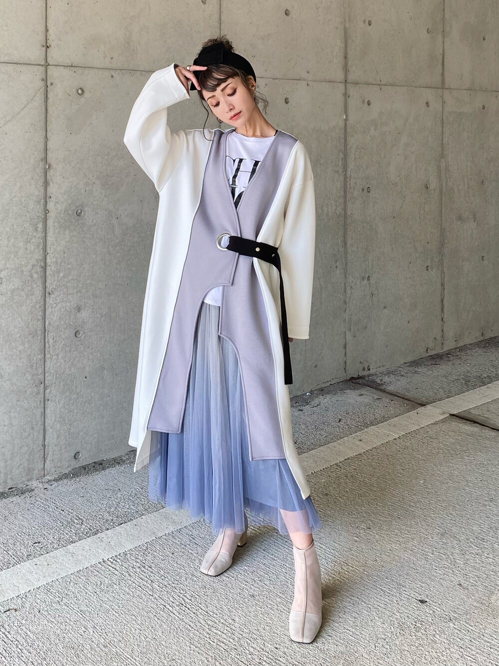 ブラック系のその他アウター、ホワイト系のその他アウター、グリーン系のその他アウターを着用したレディースの秋コーディネートの2枚目の写真