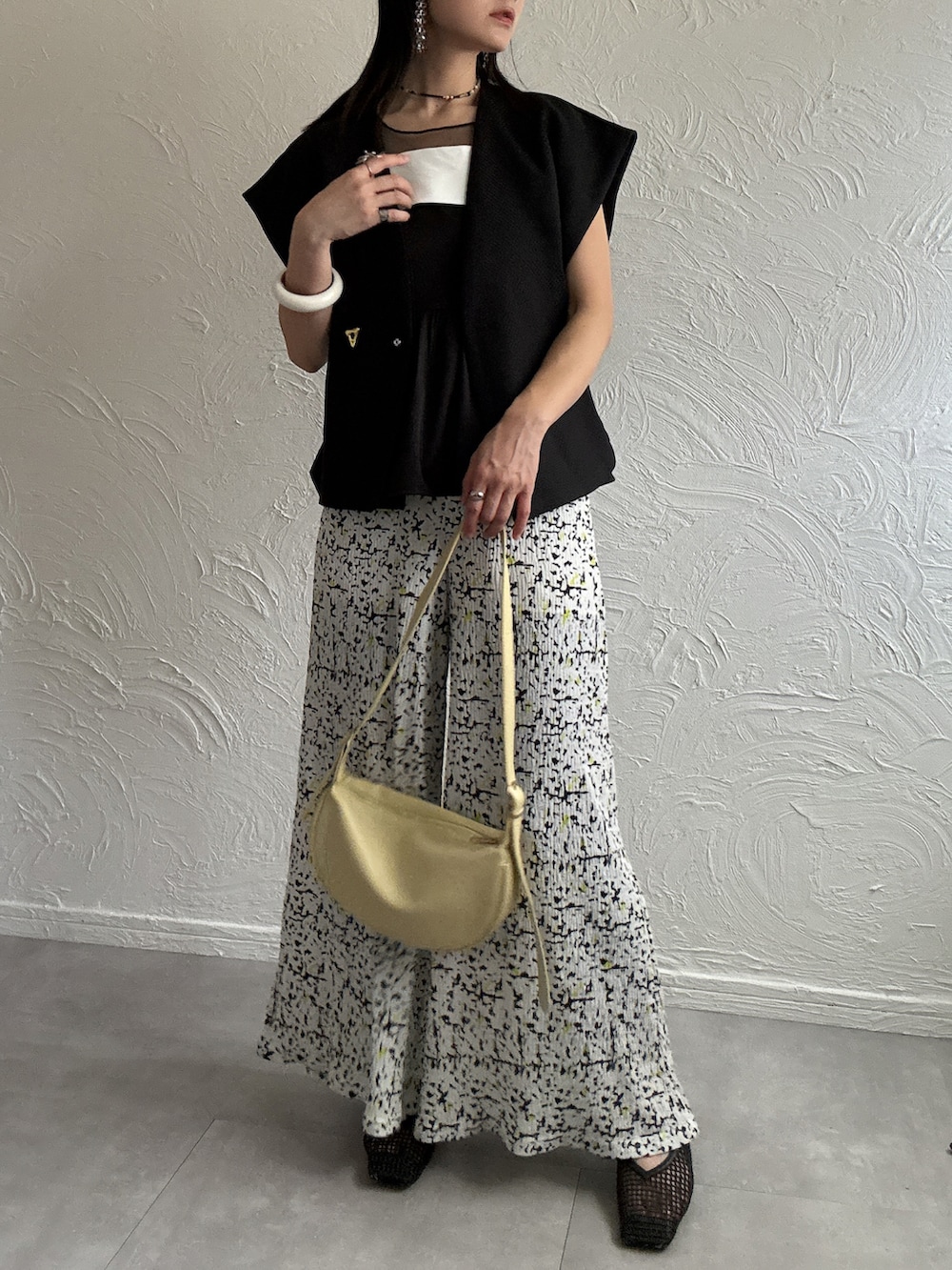 ブラック系のパンプス、ブラック系のTシャツ/カットソー、ホワイト系のその他パンツを着用したレディースの春コーディネートの3枚目の写真