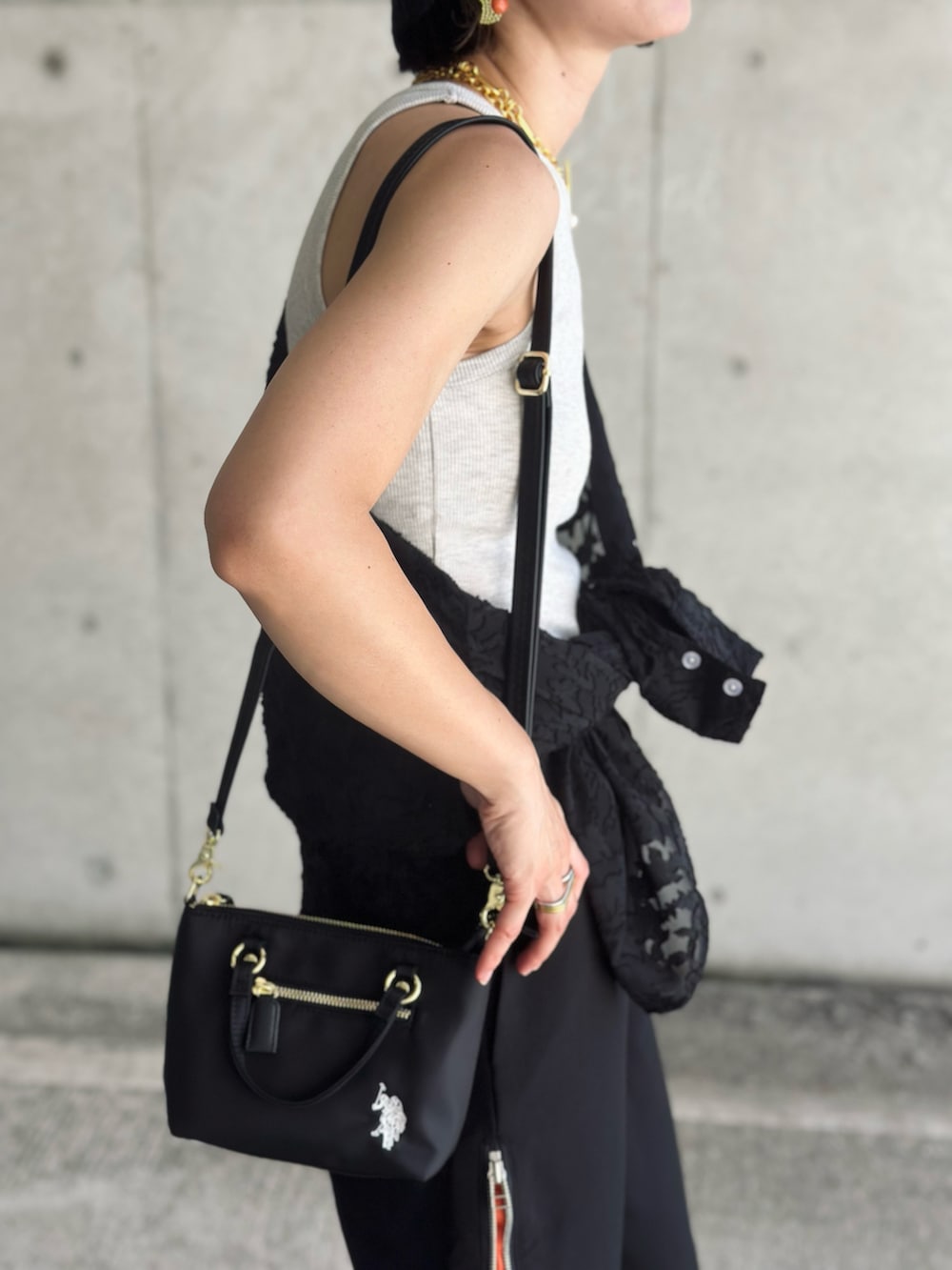 ブラック系のシャツ/ブラウス、ブラック系のその他パンツ、ブラック系のショルダーバッグを着用したレディースの夏コーディネートの5枚目の写真