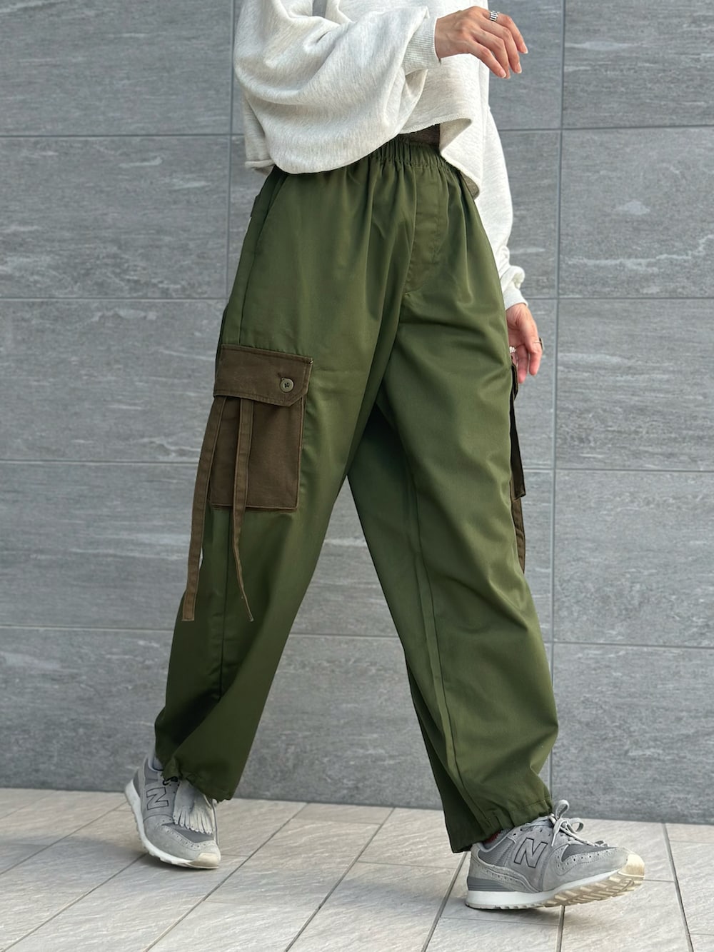 「ファッションを楽しもう、カーゴパンツ、パラシュートパンツ、メンズライク、レイヤードスタイル、ストリート、スニーカー、ニット帽、秋コーデ、アースカラー、高身長女子、プチプラ、ゆったりコーデ、ベスト、スウェット」｜「Javaの《JaVaジャバ コラボ》ゆるっとラフスタイル。ミリタリーパラシュートカーゴパンツ（カーゴパンツ、グリーン系）」を使った、IMOKOさん（骨格ウェーブ・レディース・170cm）の秋コーディネートの2枚目の写真