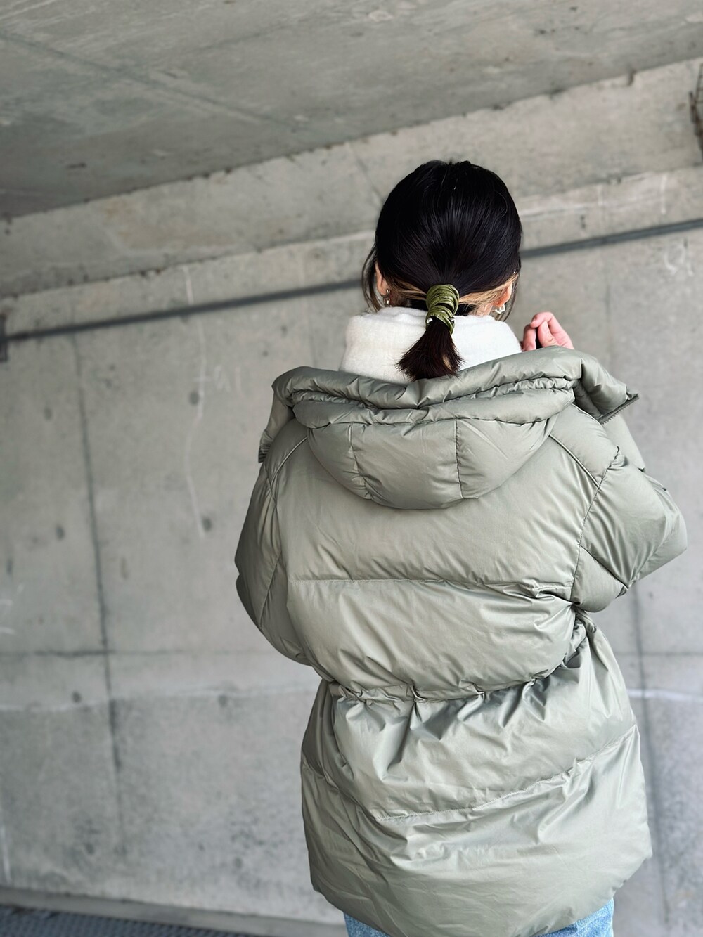 グレー系のシャツ/ブラウス、グリーン系のダウンジャケット/コート、その他のデニムパンツを着用したレディースの冬コーディネートの3枚目の写真