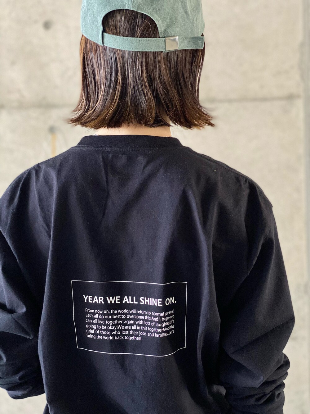 ホワイト系のTシャツ/カットソー、グレー系のショルダーバッグ、ブルー系のデニムスカートを着用したレディースの春コーディネートの4枚目の写真