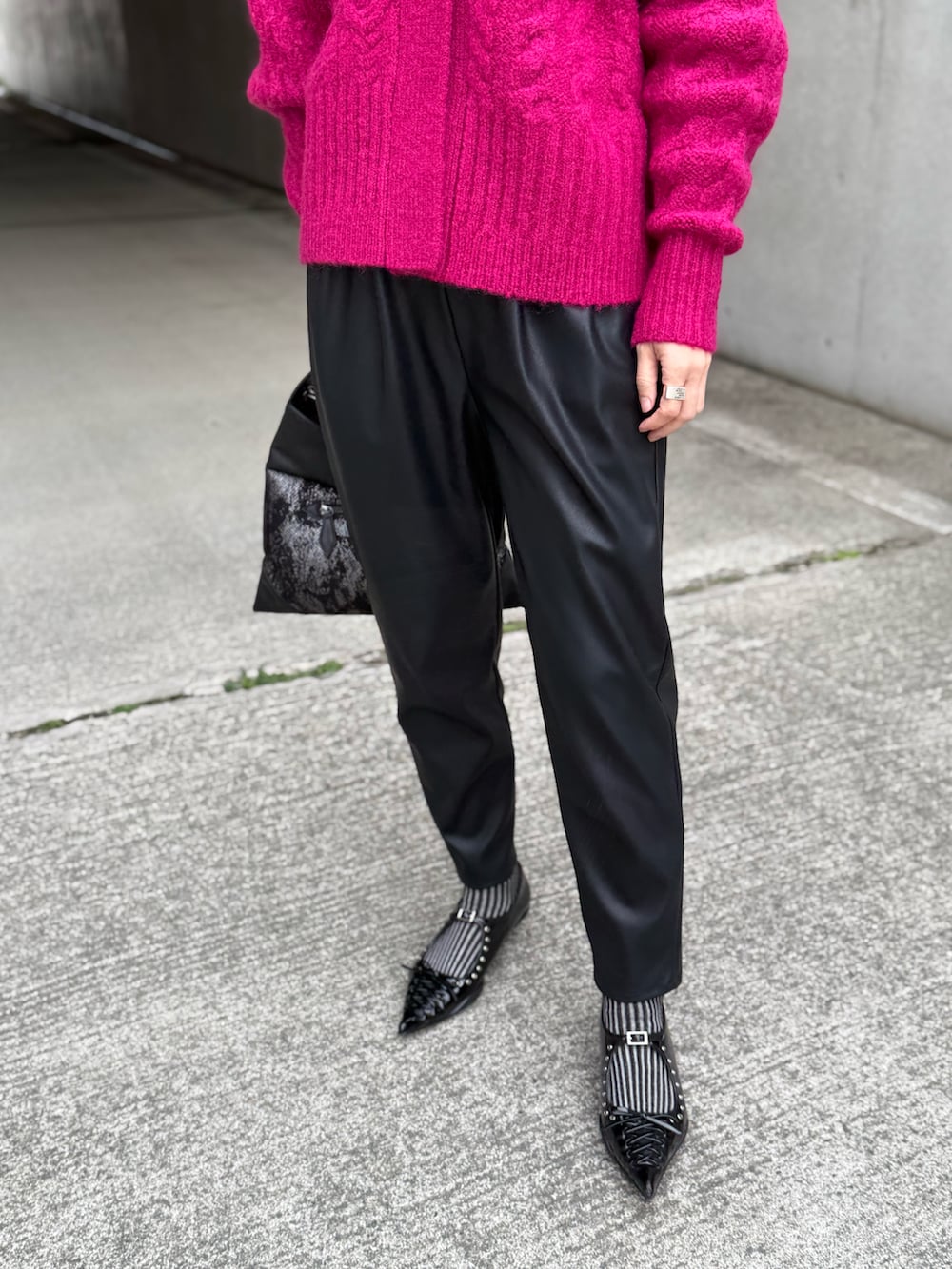 ブラック系のパンプス、ピンク系のカーディガン/ボレロ、ブラック系のその他パンツを着用したレディースの秋コーディネートの5枚目の写真