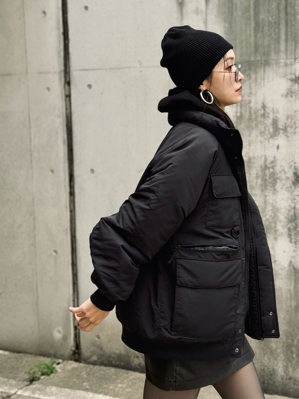 ブラック系のナイロンジャケット、パープル系のスニーカー、ブラック系のその他パンツを着用したレディースの秋コーディネートの5枚目の写真