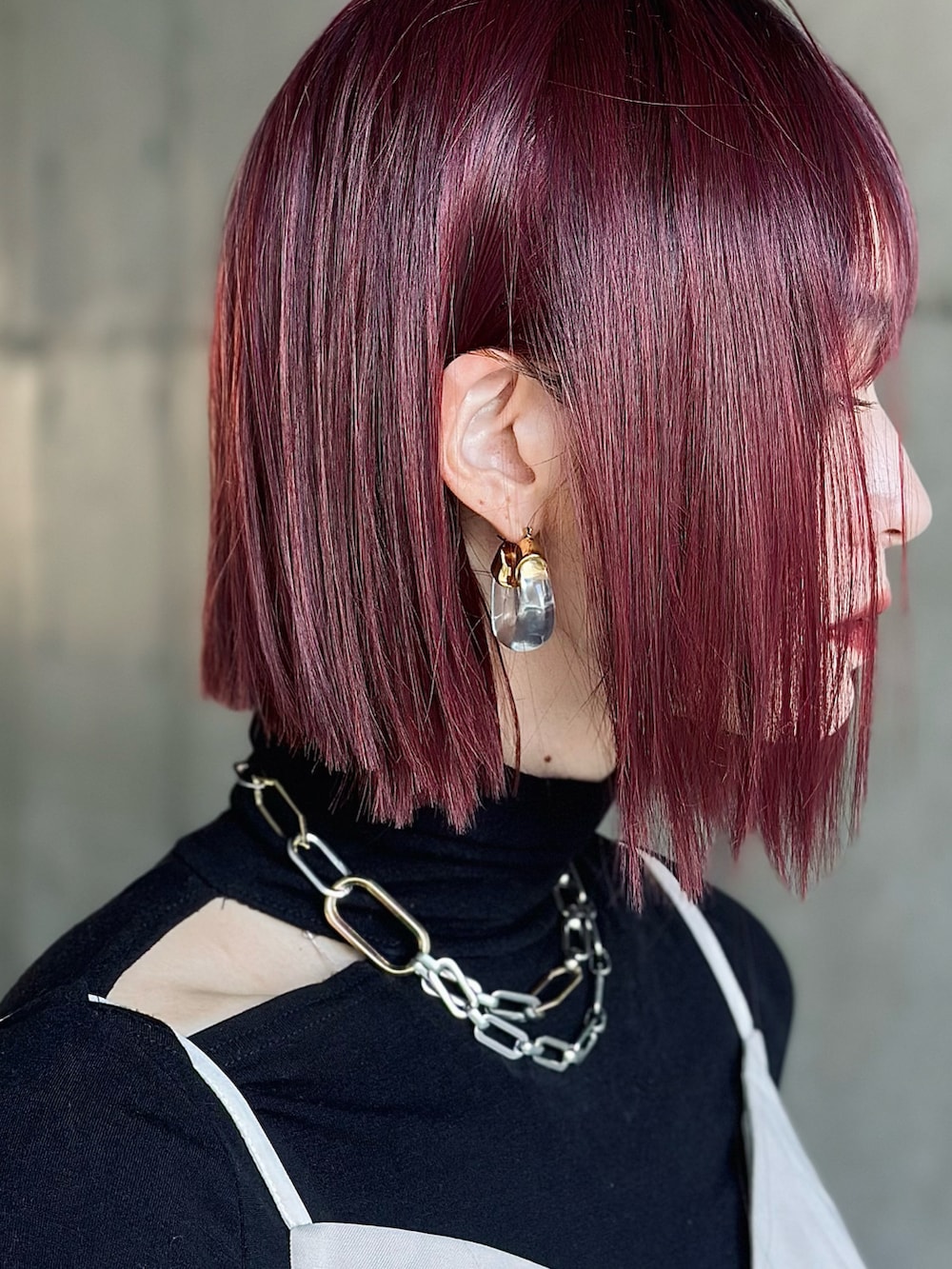 ブラック系のスカート、ホワイト系のキャミソール、ブラック系のTシャツ/カットソーを着用したレディースの秋コーディネートの5枚目の写真