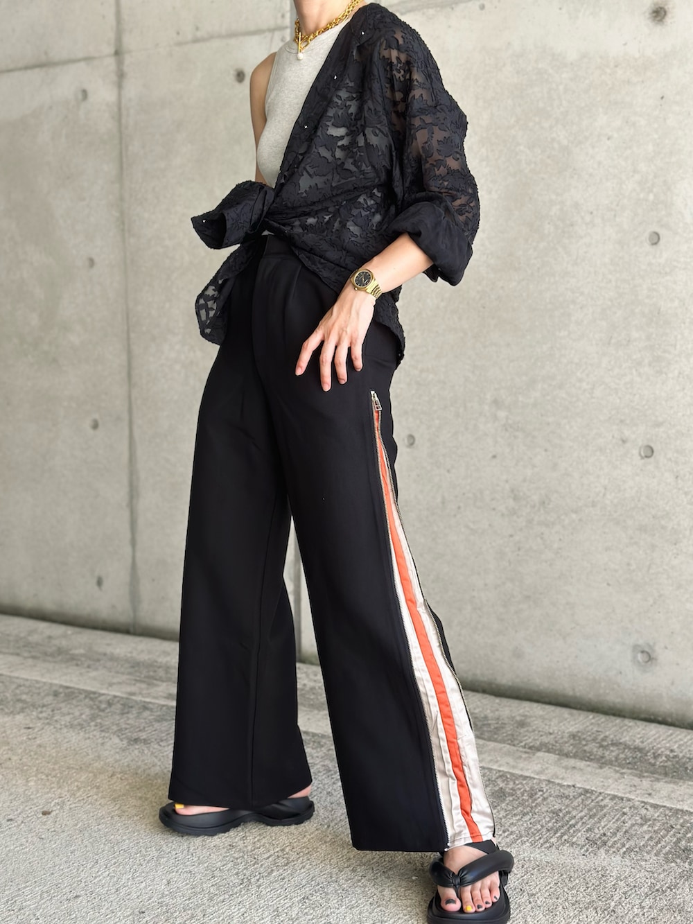 ブラック系のシャツ/ブラウス、ブラック系のその他パンツ、ブラック系のショルダーバッグを着用したレディースの夏コーディネートの3枚目の写真