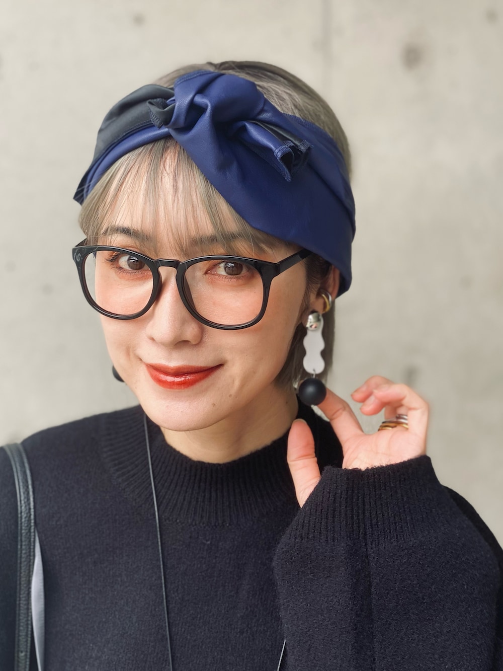 ブラック系のニット/セーター、ブラック系のその他パンツ、シルバー系のキャミソールを着用したレディースの秋コーディネートの4枚目の写真