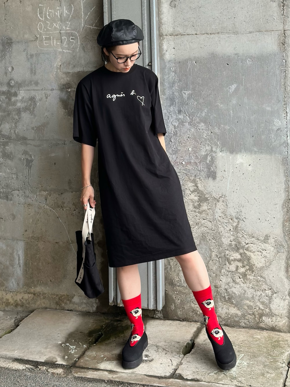 「シンプルコーデ、agnes b.、Tシャツ×デニム、ブラックコーデ、ワントーンコーデ、ワンピース、ベレー帽、初夏コーデ、夏コーデ、ロゴT、カラーソックス、厚底シューズ、大人カジュアル、シンプル、高身長女子」|「agnes b.のWEB限定 SBX4 ROBE YOKO ワンピース(ワンピース、ブラック系)」を使った、IMOKOさん(骨格ウェーブ・レディース・170cm)の春コーディネートの3枚目の写真