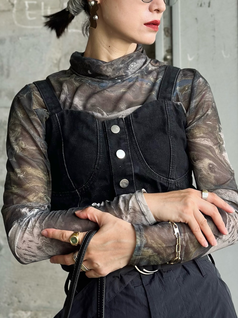 ブラック系のTシャツ/カットソー、ブラック系のメッセンジャーバッグ、ブラック系のパンプスを着用したレディースの秋コーディネートの2枚目の写真