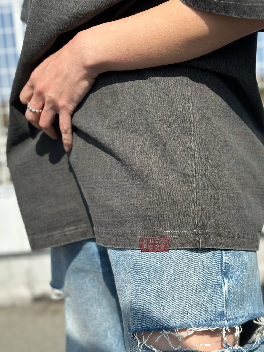 ブラック系のTシャツ/カットソー、ブルー系のデニムパンツ、ホワイト系のハットを着用したレディースの春コーディネートの4枚目の写真