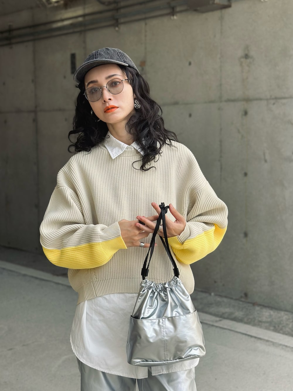 ホワイト系のニット/セーター、ブラック系のブーツ、シルバー系のその他パンツを着用したレディースの秋コーディネートの4枚目の写真