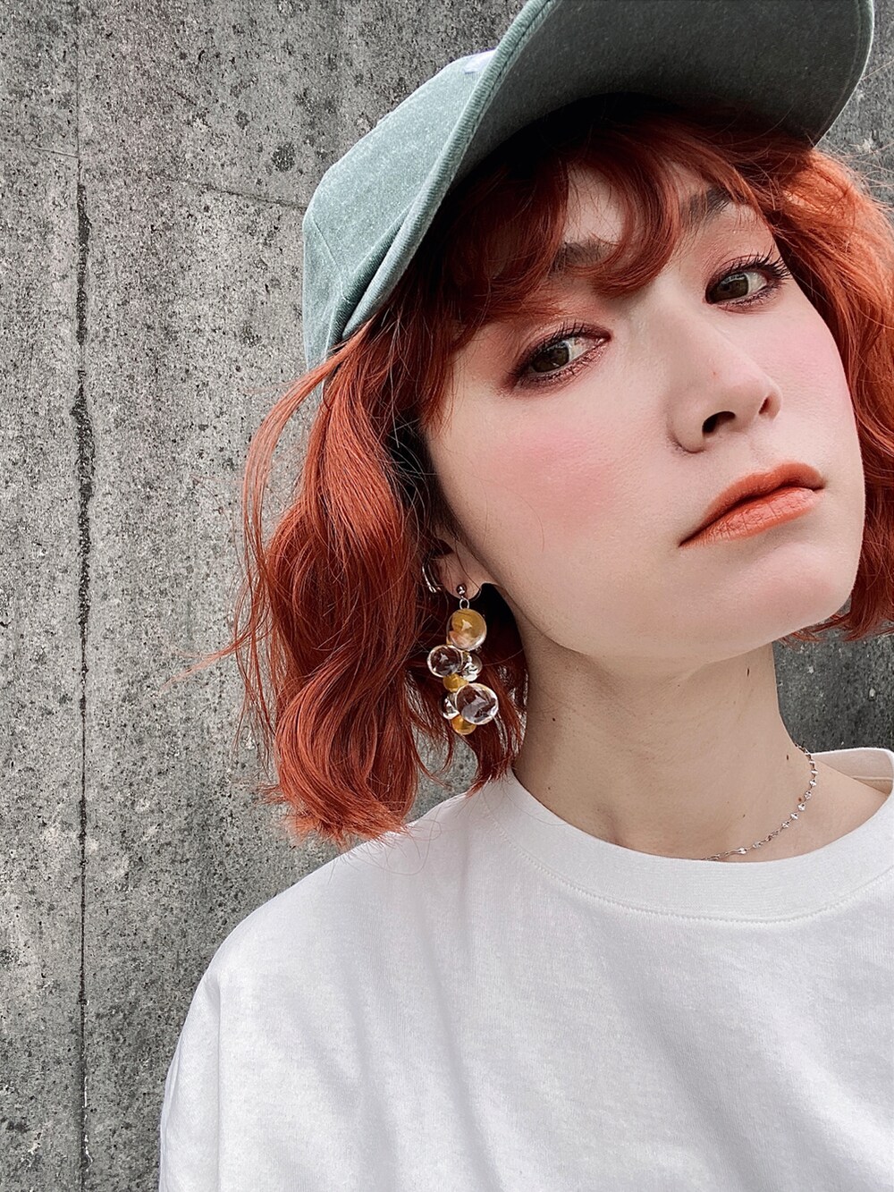 ベージュ系のTシャツ/カットソー、ホワイト系のショルダーバッグ、ブルー系のスカートを着用したレディースの春コーディネートの4枚目の写真