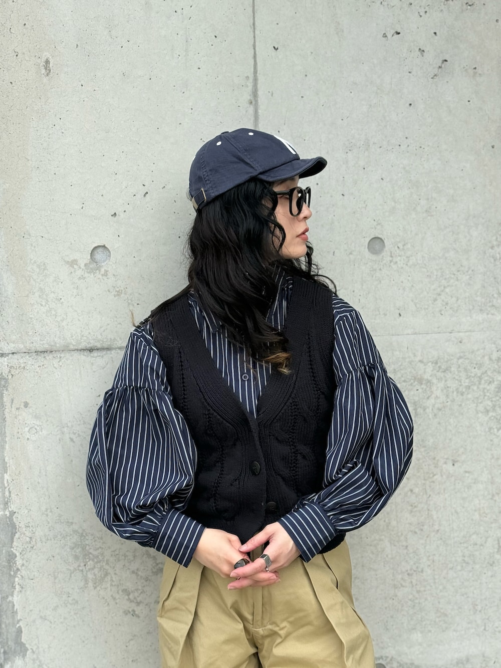 ブラック系のベスト、ブルー系のシャツ/ブラウス、ブラック系のローファーを着用したレディースの春コーディネートの4枚目の写真