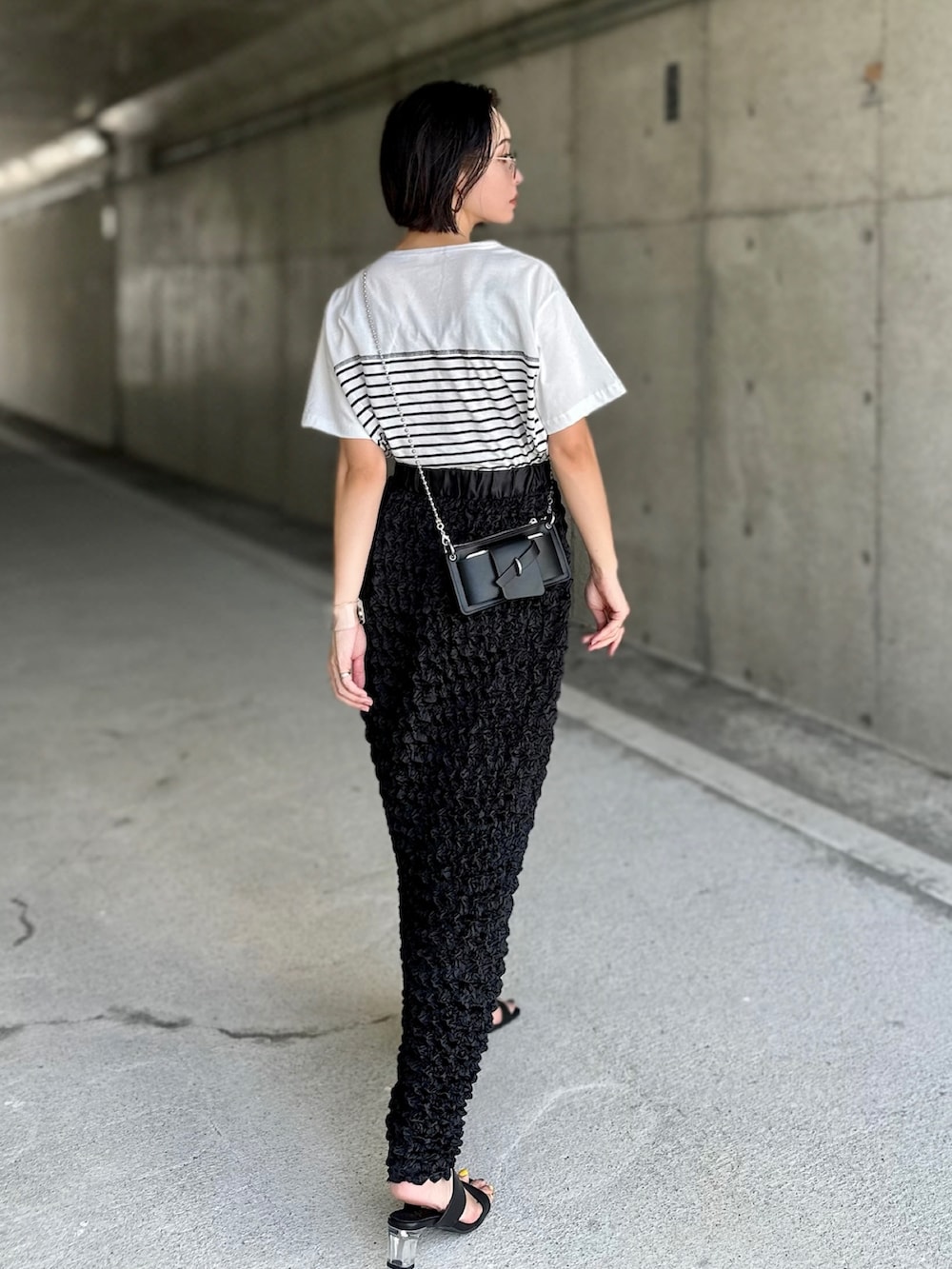 「モノトーン、白Tシャツ、ビスチェ、サングラス、タイトスカート、夏セールで買いました、プチプラ、サンダル、スマホショルダー、ショルダーバッグ、高身長女子、チョーカー、ロングスカート、骨格ウェーブ、夏コーデ」｜「mi via locaのストライプ ボーダー切り替えビスチェTシャツ（Tシャツ/カットソー、ホワイト系）」を使った、IMOKOさん（骨格ウェーブ・レディース・170cm）の夏コーディネートの5枚目の写真