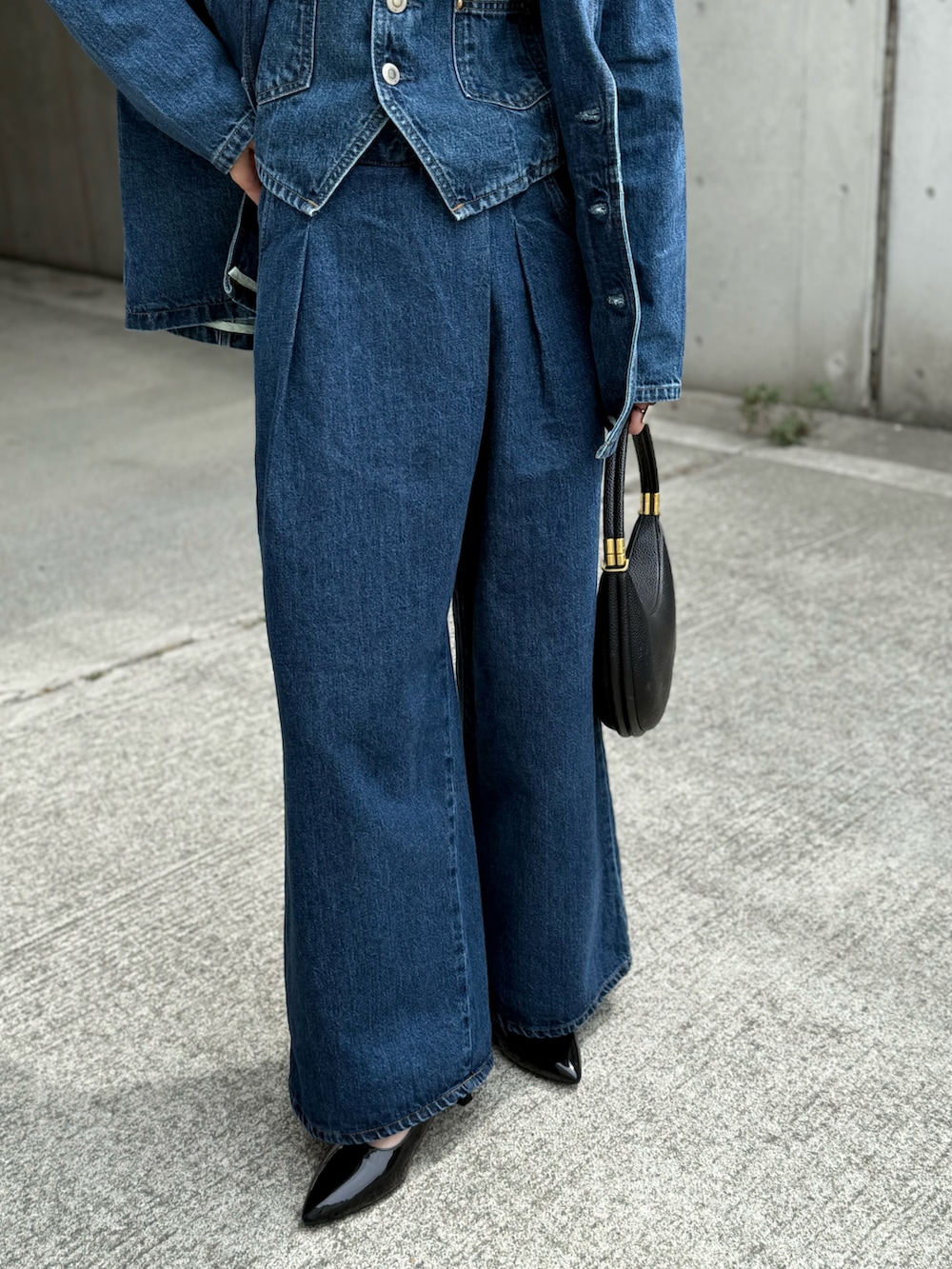 「デニム、秋服準備はじめました、デニムオンデニム、デニムセットアップ、セットアップ、ベスト、パンプス、ショルダーバッグ、秋コーデ、高身長女子、デニムジャケット、アシンメトリー、パールネックレス、大人カジュアル、ウィッグ」｜「SOMETHINGの【GISELe10月号掲載】atelier SOMETHING 3PIECE VEST/アトリエサムシング3ピースベスト（ベスト、ブルー系）」を使った、IMOKOさん（骨格ストレート・レディース・170cm）の秋コーディネートの4枚目の写真