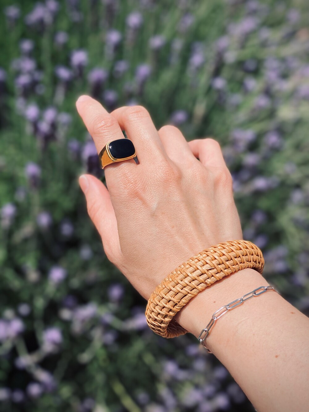 グリーン系のワンピース、その他のトートバッグ、ゴールド系のリングを着用したレディースの春コーディネートの4枚目の写真