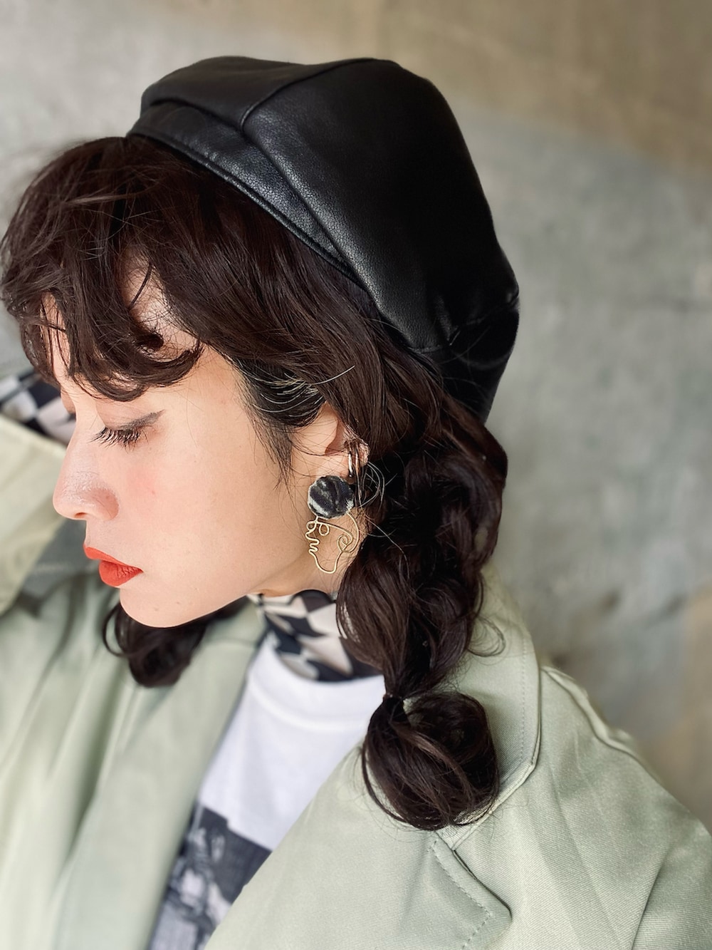 「グリーン、セットアップ、トートバッグ、タートルネック、ブロックチェック、レイヤードスタイル、ワイドパンツ、ジャケット、ベレー帽、プチプラ、ウィッグ、高身長女子、休日スタイル、ECRIRE、エクリール」|「RODE SKOのプチ撥水キャンバストートバッグ(トートバッグ、ブラック系)」を使った、IMOKOさん(レディース・170cm)の冬コーディネートの5枚目の写真