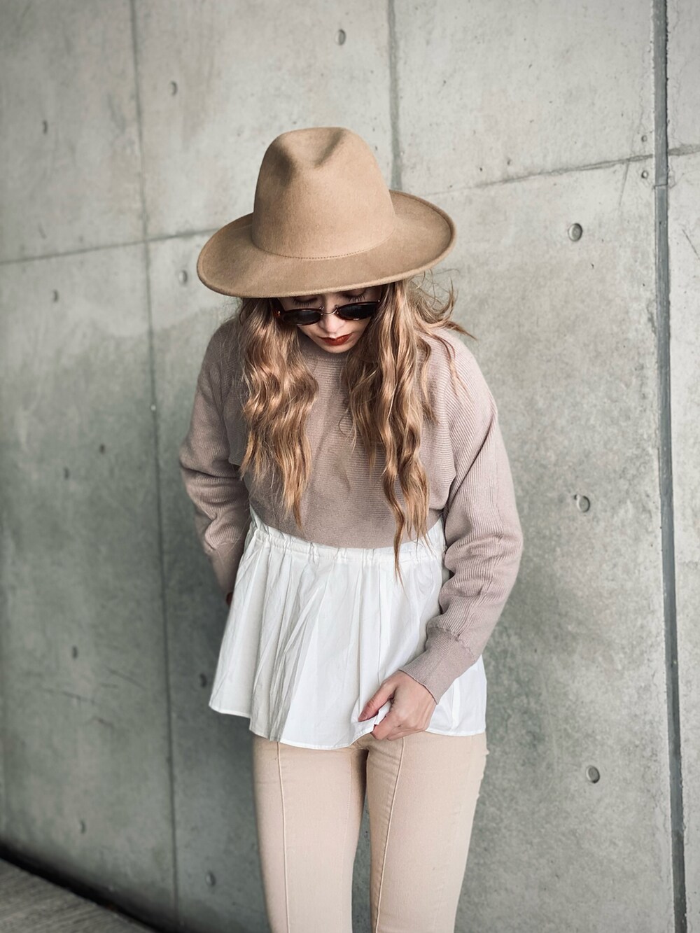 ブラウン系のニット/セーター、その他のショルダーバッグ、ホワイト系のブルゾンを着用したレディースの冬コーディネートの3枚目の写真