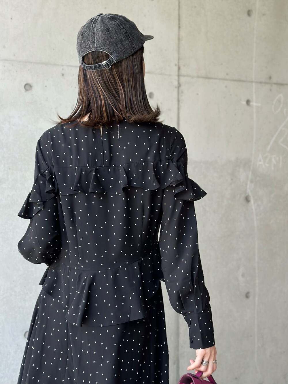 ブラック系のワンピース、ブルー系の福袋/福箱を着用したレディースの春コーディネートの4枚目の写真
