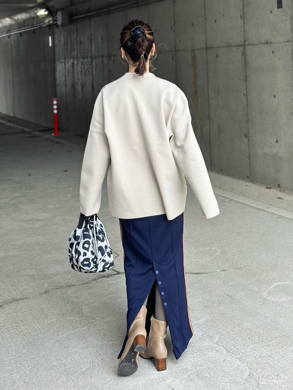 ブラック系のTシャツ/カットソー、その他のショルダーバッグ、ホワイト系のテーラードジャケットを着用したレディースの冬コーディネートの5枚目の写真