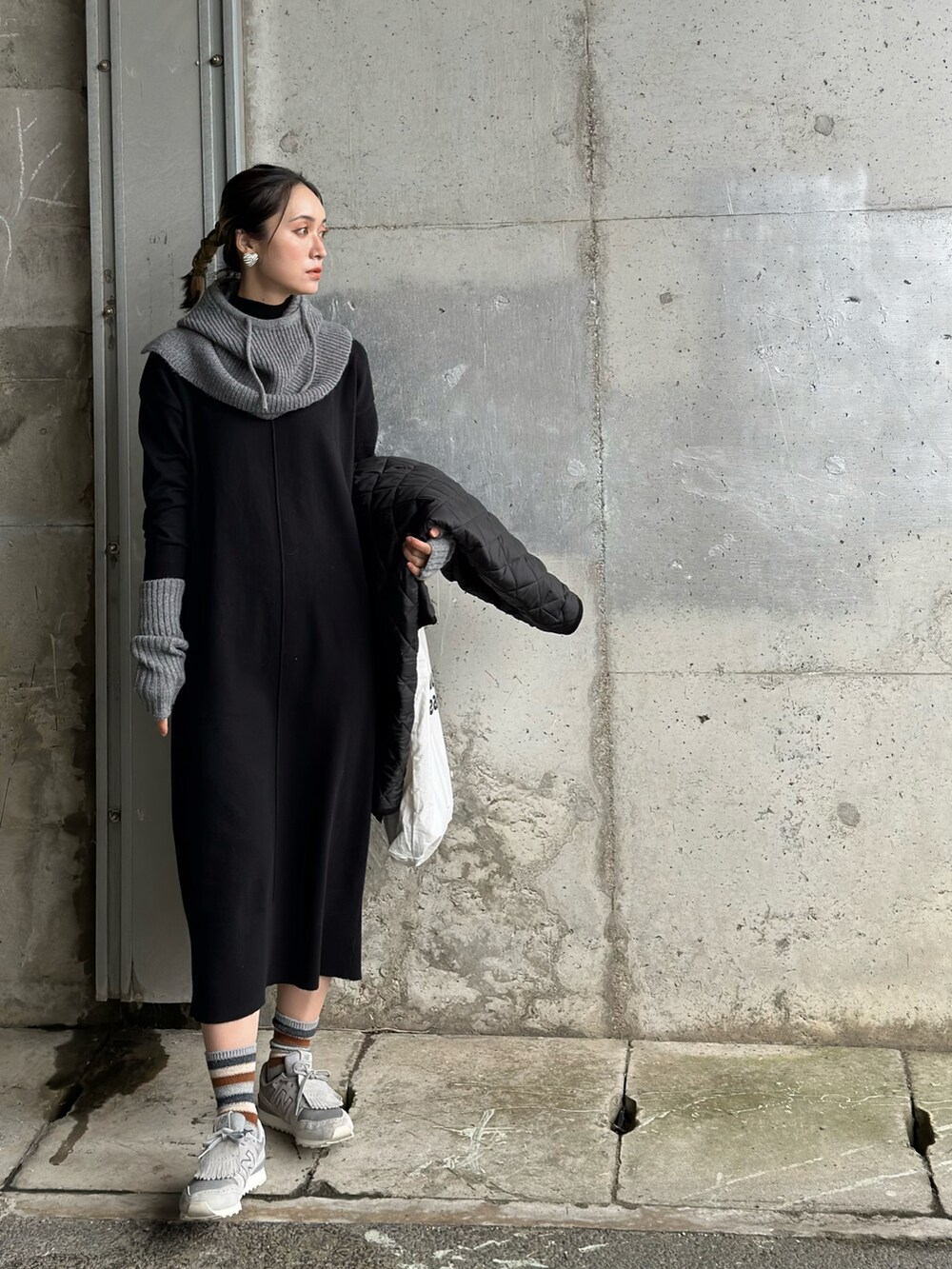 ブラック系のその他アウター、ホワイト系のトートバッグ、ブラック系のワンピースを着用したレディースの秋コーディネートの3枚目の写真