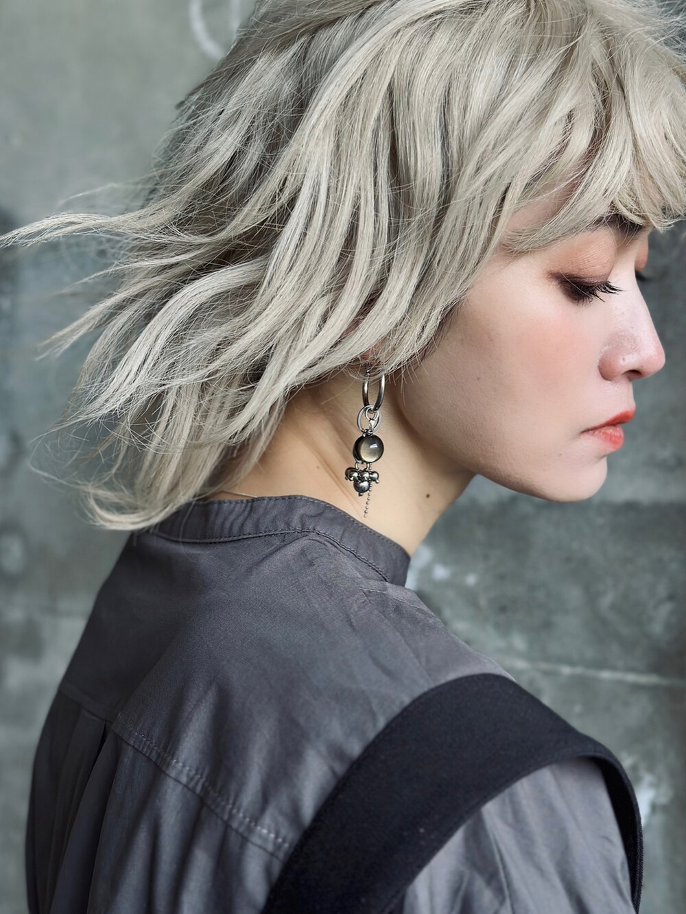 グレー系のワンピース、ホワイト系のその他パンツ、ブラック系のベルトを着用したレディースの冬コーディネートの4枚目の写真