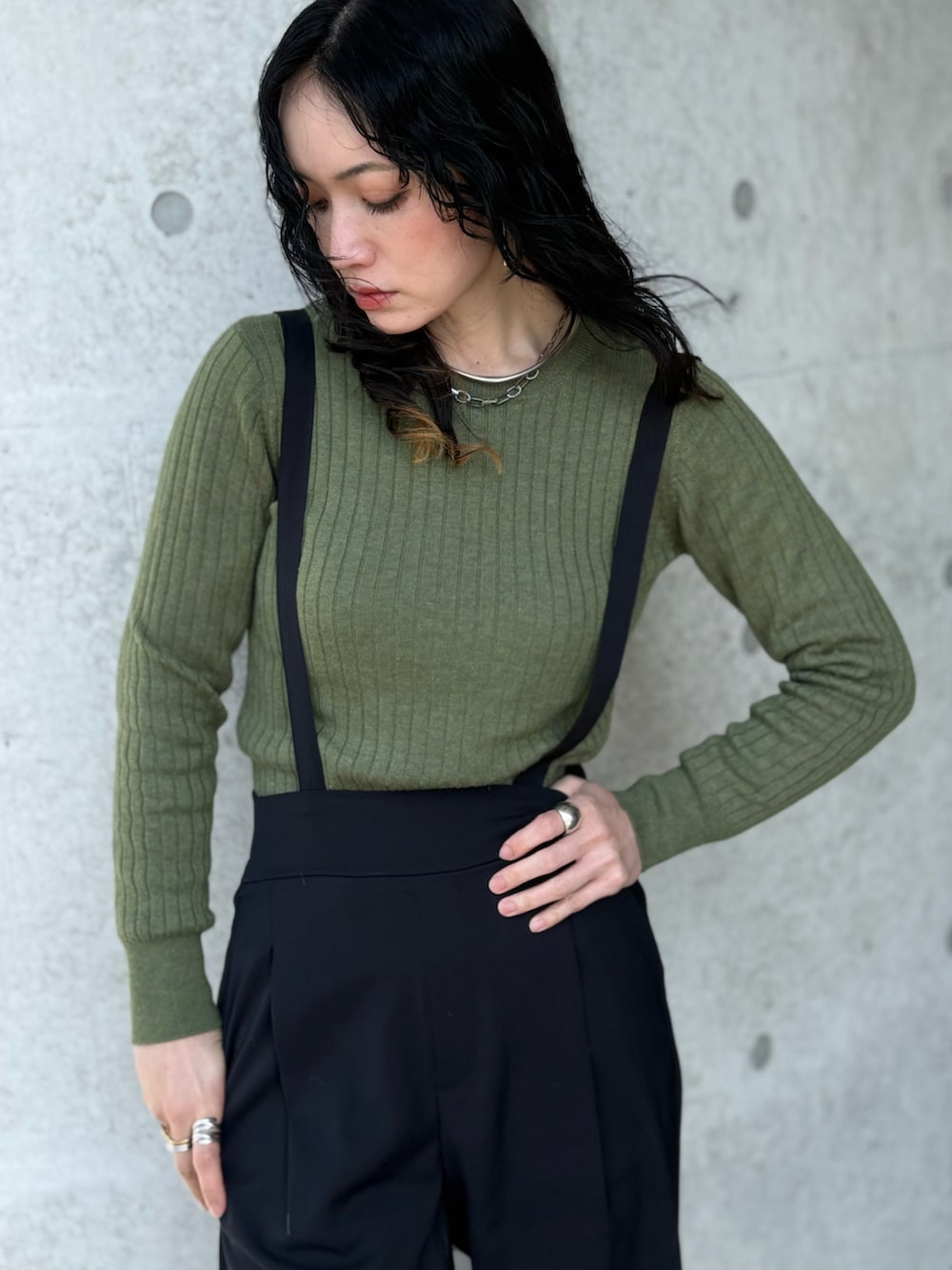 ブラック系のサロペット/オーバーオール、ブラック系のハンドバッグ、ブラック系のパンプスを着用したレディースの冬コーディネートの2枚目の写真