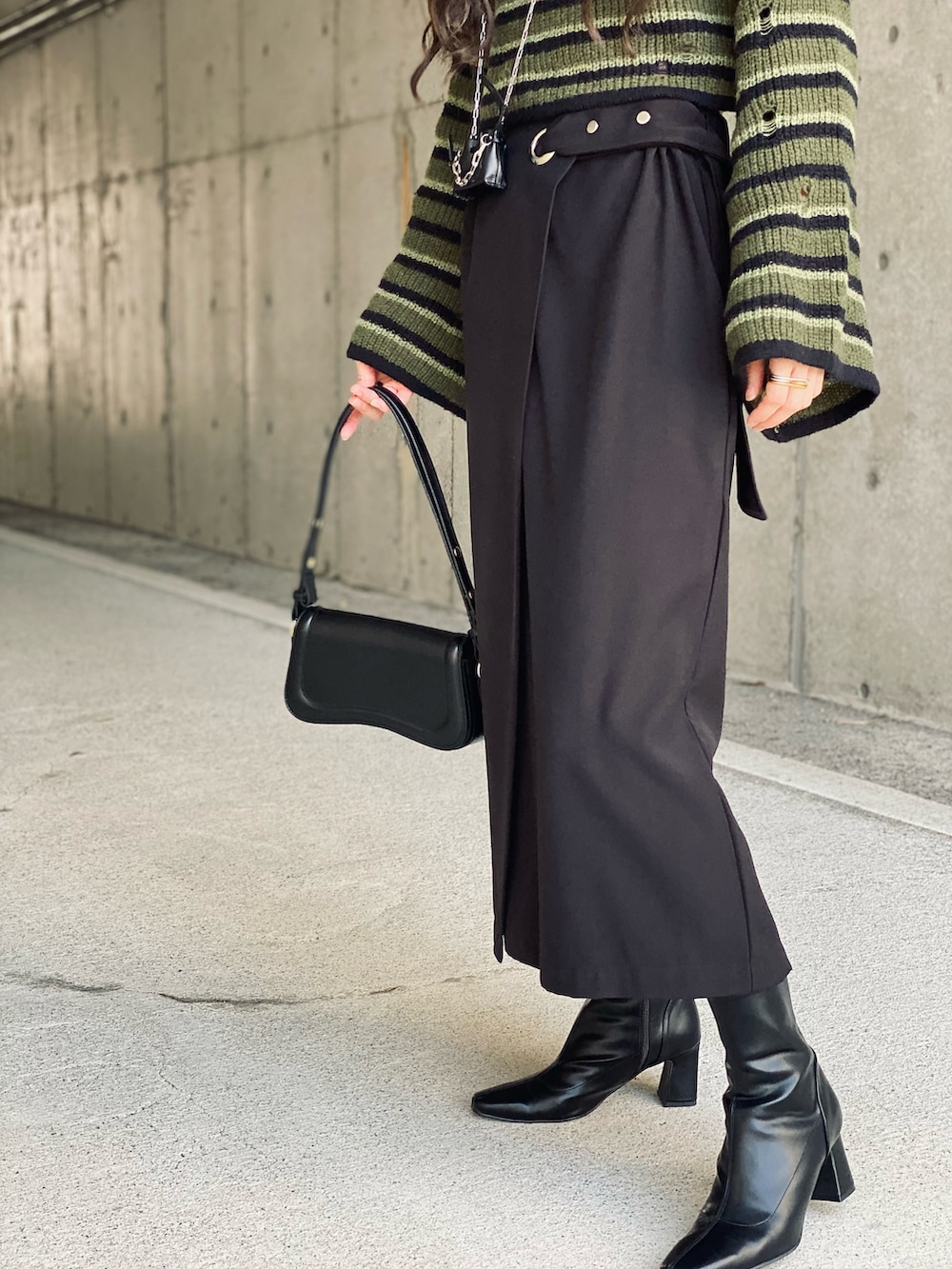 「今日のコスメと服、ニット、秋コーデ、ベレー帽、休日スタイル、ロングスカート、ブーツ、ショルダーバッグ、ラップスカート、ボーダー、モード、ウィッグ、骨格ウェーブ、高身長女子、グリーン」｜「Ciderのラウンドネックストライプニット長袖トップ（ニット/セーター、グリーン系）」を使った、IMOKOさん（骨格ウェーブ・レディース・170cm）の秋コーディネートの4枚目の写真
