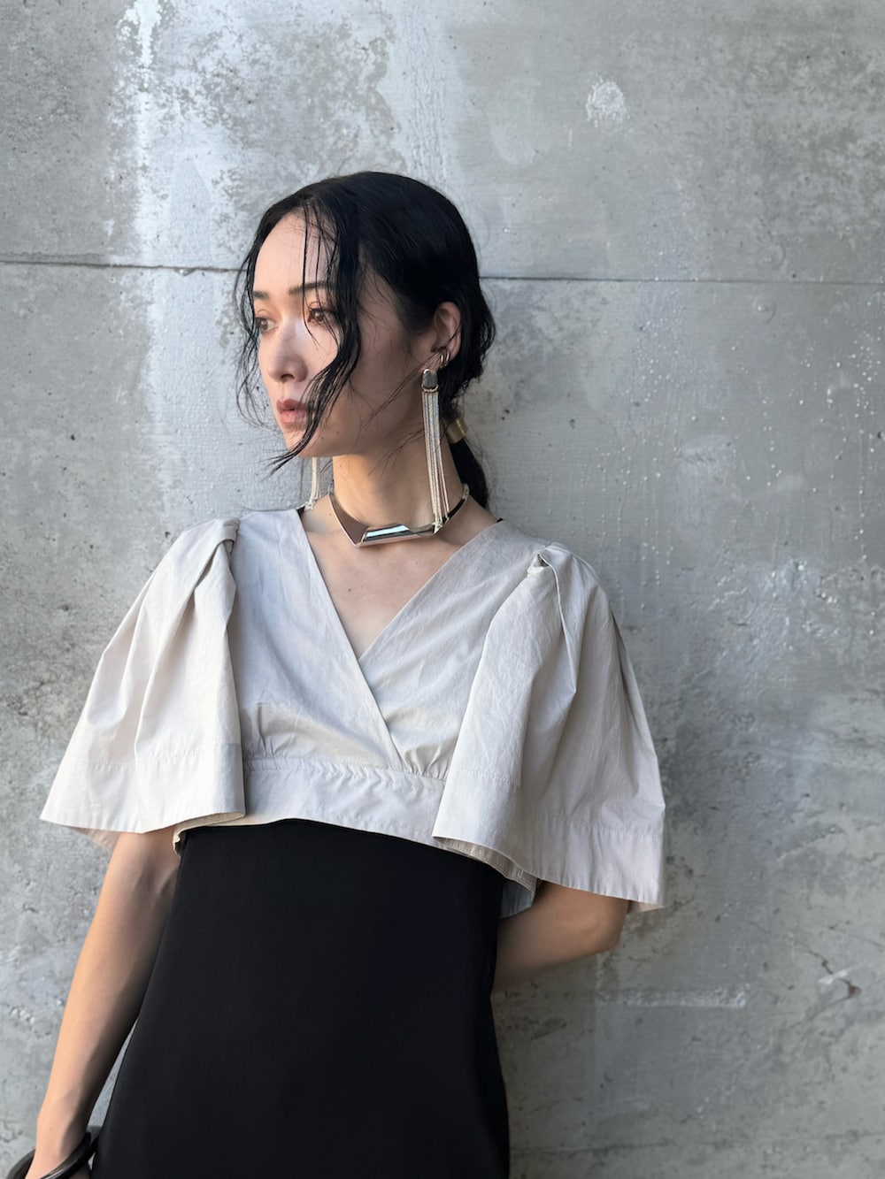 ブラック系のスリッポン、ベージュ系のその他トップス、ブラック系のワンピースを着用したレディースの秋コーディネートの2枚目の写真