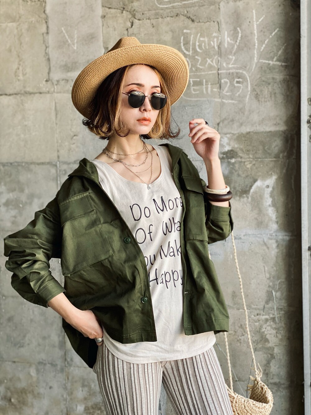 ホワイト系のタンクトップ、グリーン系のシャツ/ブラウス、シルバー系のサンダルを着用したレディースの春コーディネートの2枚目の写真