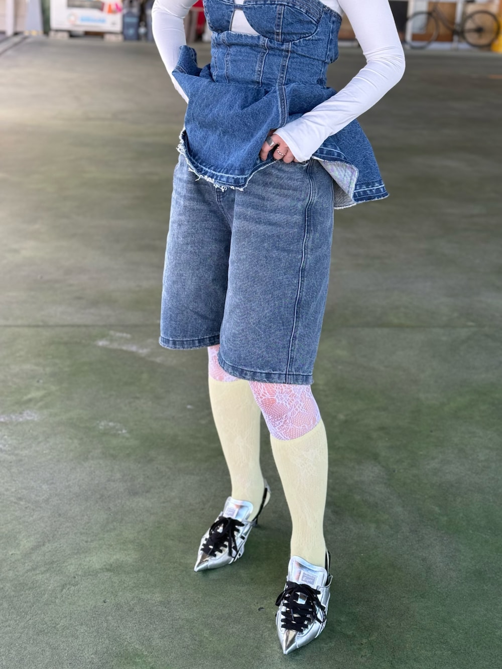 ブルー系のデニムパンツ、シルバー系のスニーカー、イエロー系のソックス/靴下を着用したレディースの春コーディネートの2枚目の写真