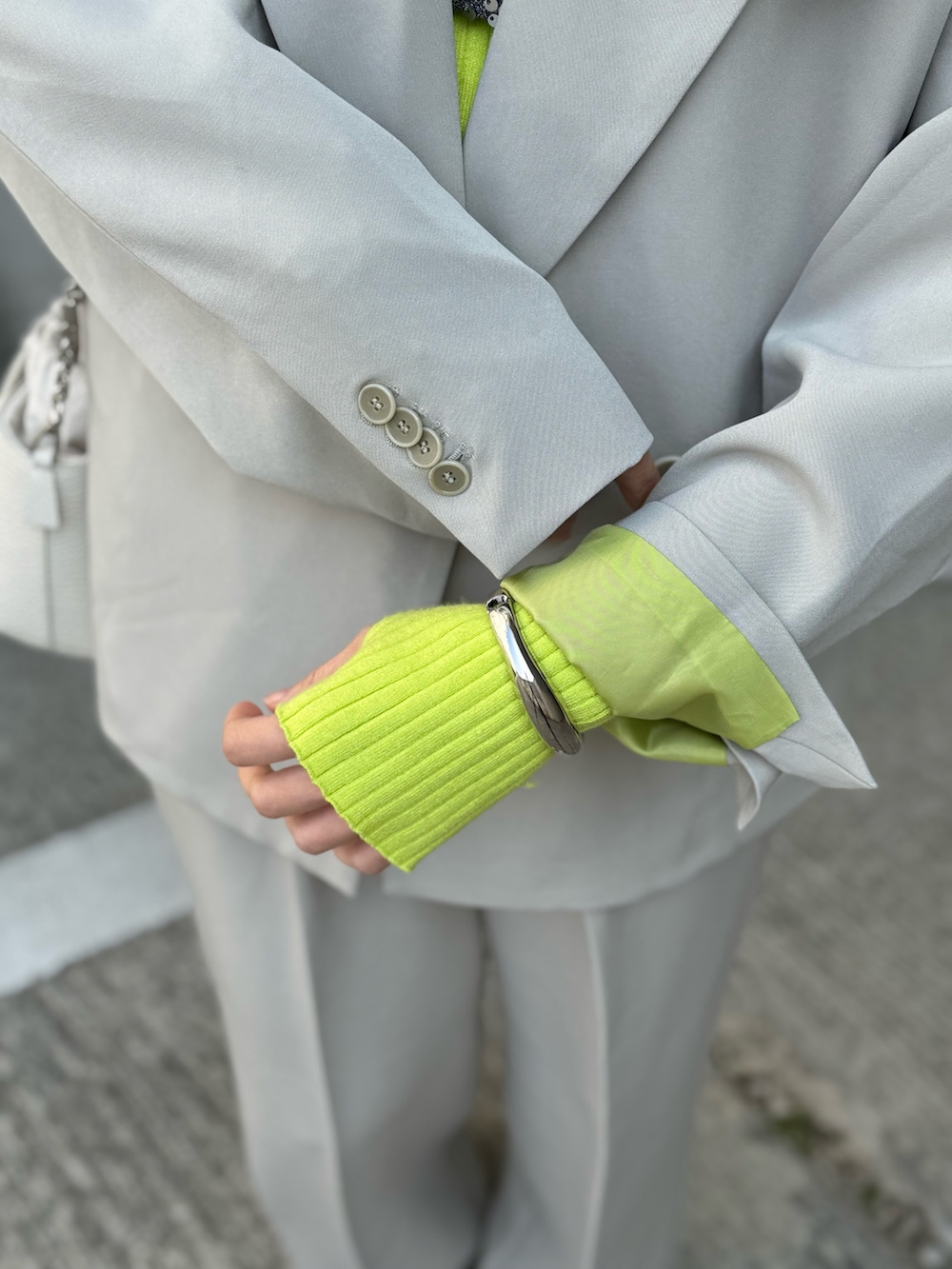 ベージュ系のテーラードジャケット、ベージュ系のスラックス、シルバー系のパンプスを着用したレディースの冬コーディネートの5枚目の写真