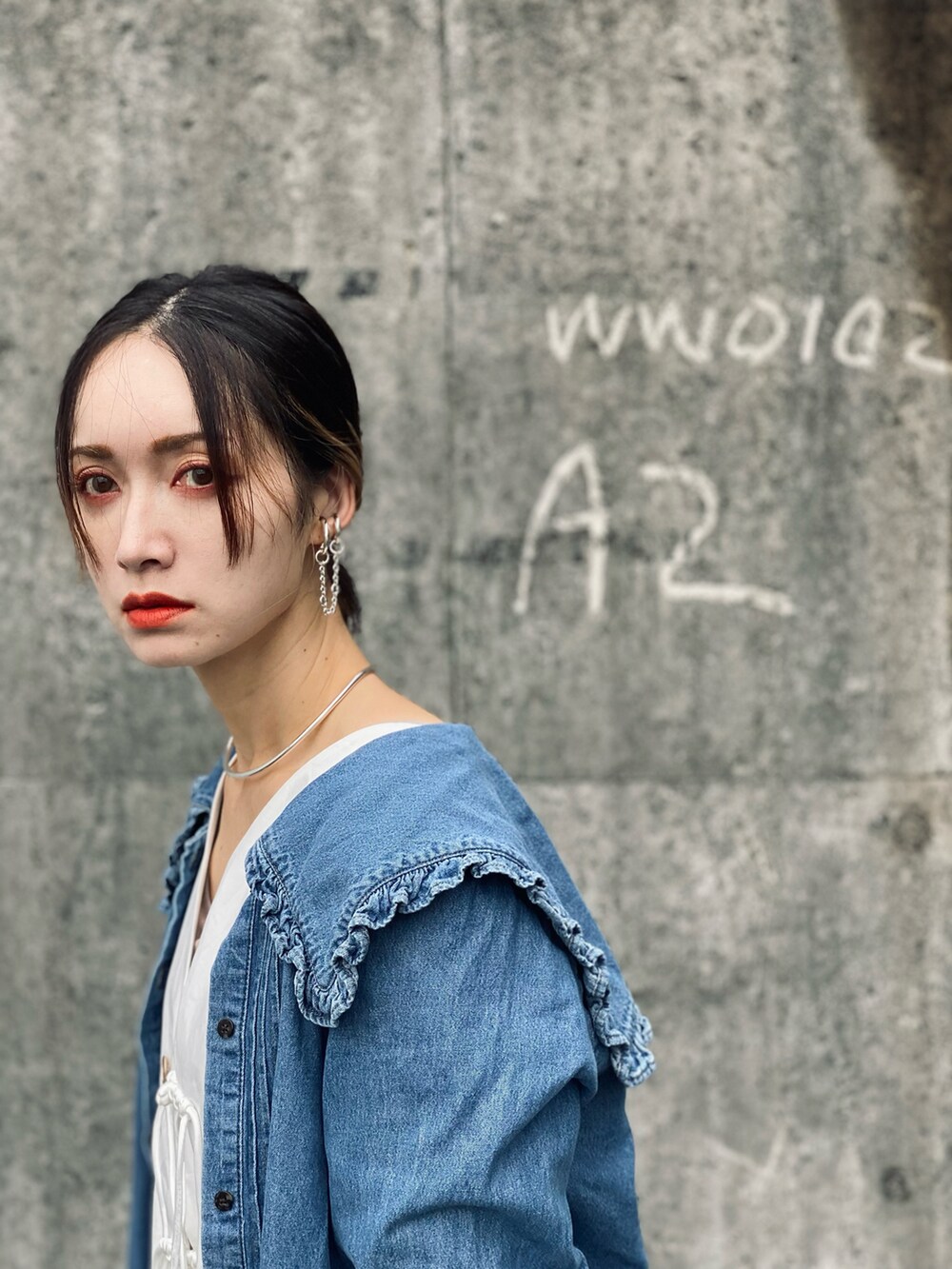 ブルー系のシャツ/ブラウス、ブルー系のデニムパンツ、ホワイト系のシャツ/ブラウスを着用したレディースの秋コーディネートの2枚目の写真