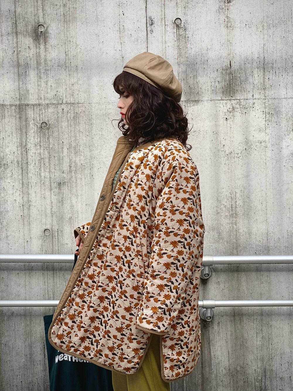 「レイヤードスタイル、キルティングジャケット、淡色コーデ、ベレー帽、ウィッグ、トートバッグ、ニットベスト、ベスト、グリーン、スニーカーコーデ、あったかコーデ、冬コーデ、プリーツパンツ、カラーパンツ、シャツスタイル」|「Traditional WeatherwearのWAVE LOGO GSST TOTE(トートバッグ、グリーン系)」を使った、IMOKOさん(レディース・170cm)の冬コーディネートの2枚目の写真