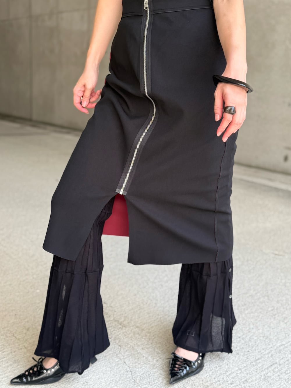 「秋服準備はじめました、タイトスカート、レイヤードスタイル、フレアパンツ、プチプラ、プチプラコーデ、高身長女子、モード、パンプス、ベレー帽、ウィッグ、おでかけコーデ、休日スタイル、リバーシブル、しまむら」｜「PRANK PROJECTの【2025 Summer Pre-Order】マルチウェイレイヤードニットパンツ / Multiway Layered Knit Pants（その他パンツ、ブラック系）」を使った、IMOKOさん（骨格ストレート・レディース・170cm）の秋コーディネートの4枚目の写真