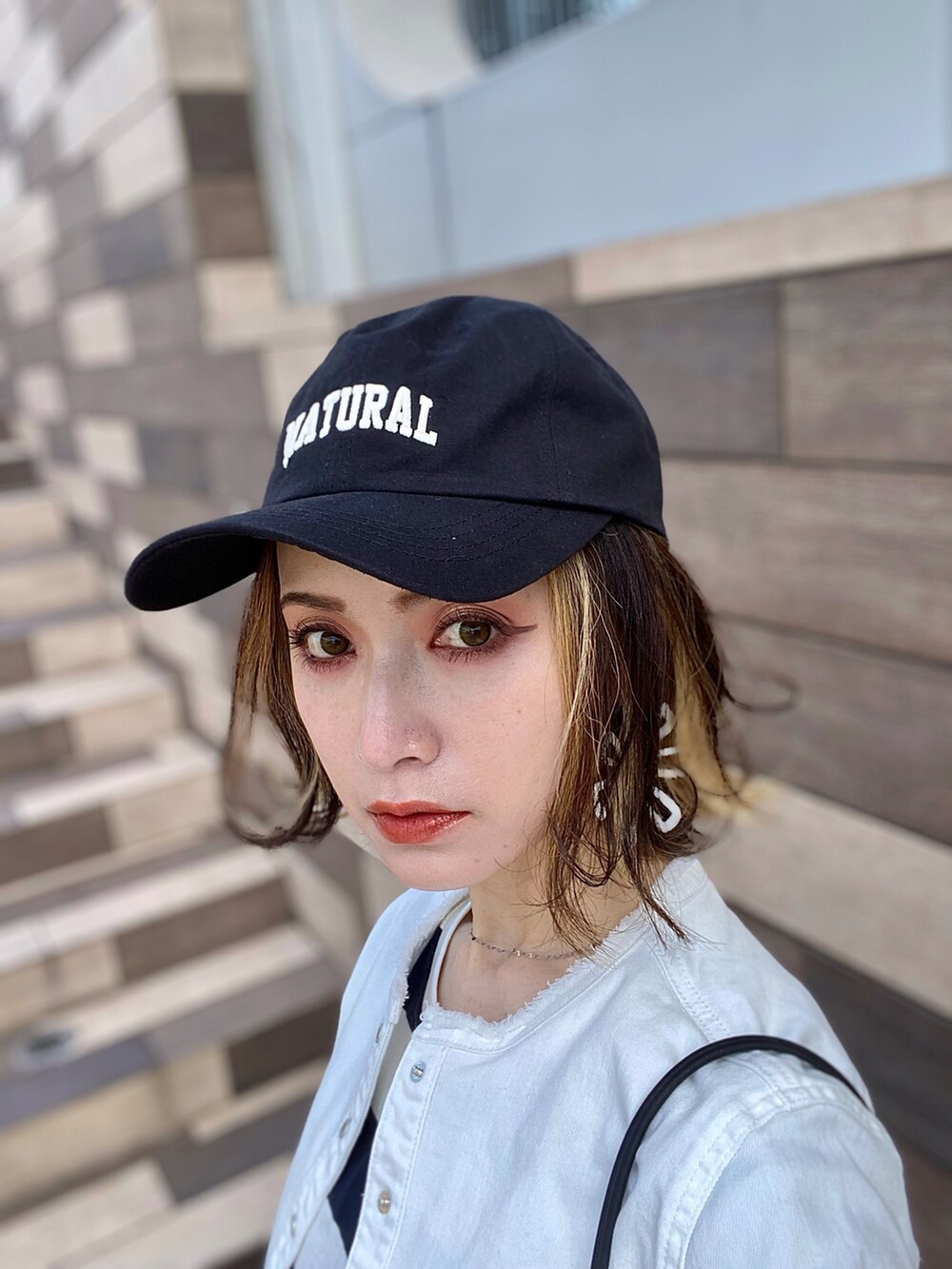 ホワイト系のデニムジャケット、ブルー系のその他トップス、ブルー系のスラックスを着用したレディースの春コーディネートの5枚目の写真