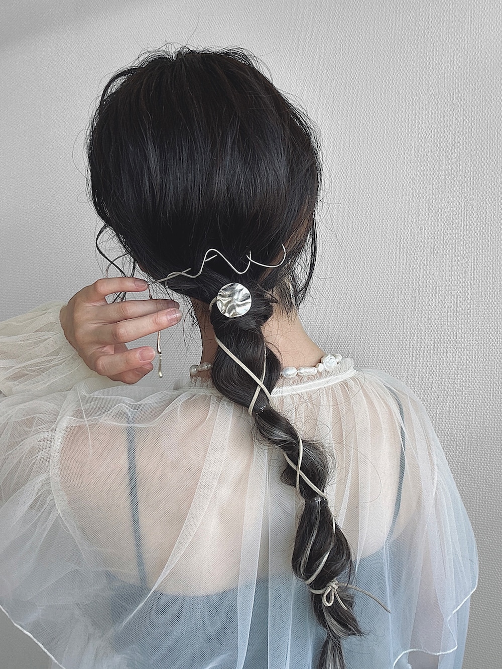 ホワイト系のワンピース/ドレス、ホワイト系のショルダーバッグ、グレー系のキャミソールを着用したレディースの夏コーディネートの4枚目の写真