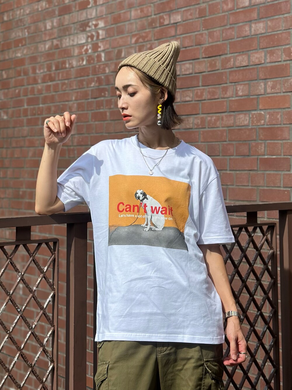 ホワイト系のTシャツ/カットソー、グリーン系のカーゴパンツ、ブラウン系のテーラードジャケットを着用したレディースの秋コーディネートの2枚目の写真
