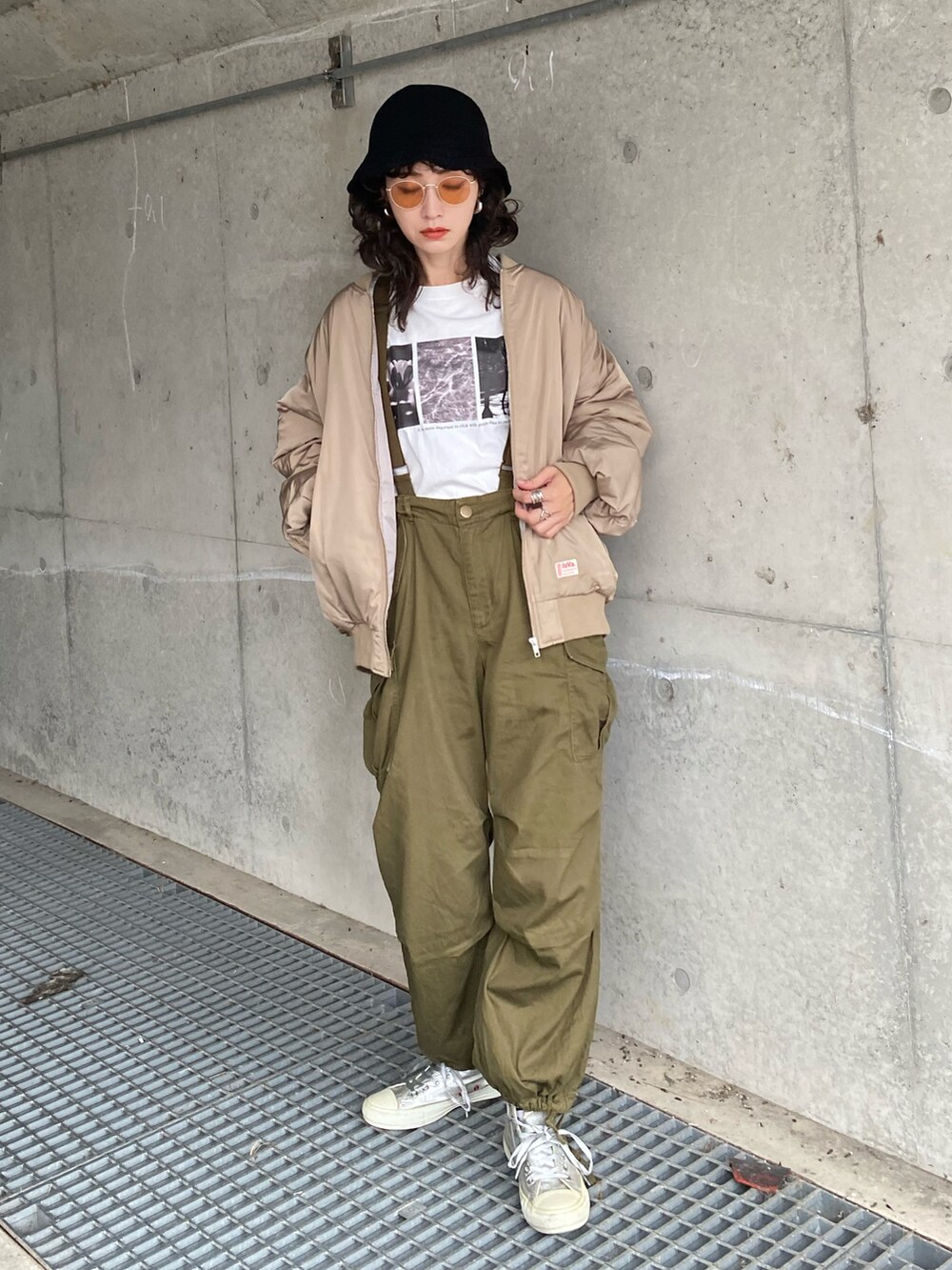 ホワイト系のMA-1、ブラック系のMA-1、ベージュ系のMA-1を着用したレディースの秋コーディネートの5枚目の写真