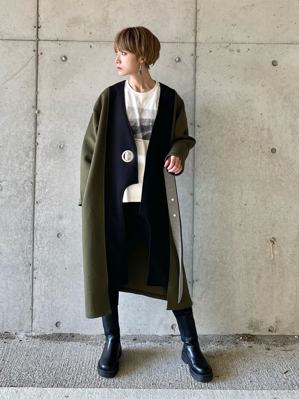 ブラック系のその他アウター、ホワイト系のその他アウター、グリーン系のその他アウターを着用したレディースの秋コーディネートの3枚目の写真
