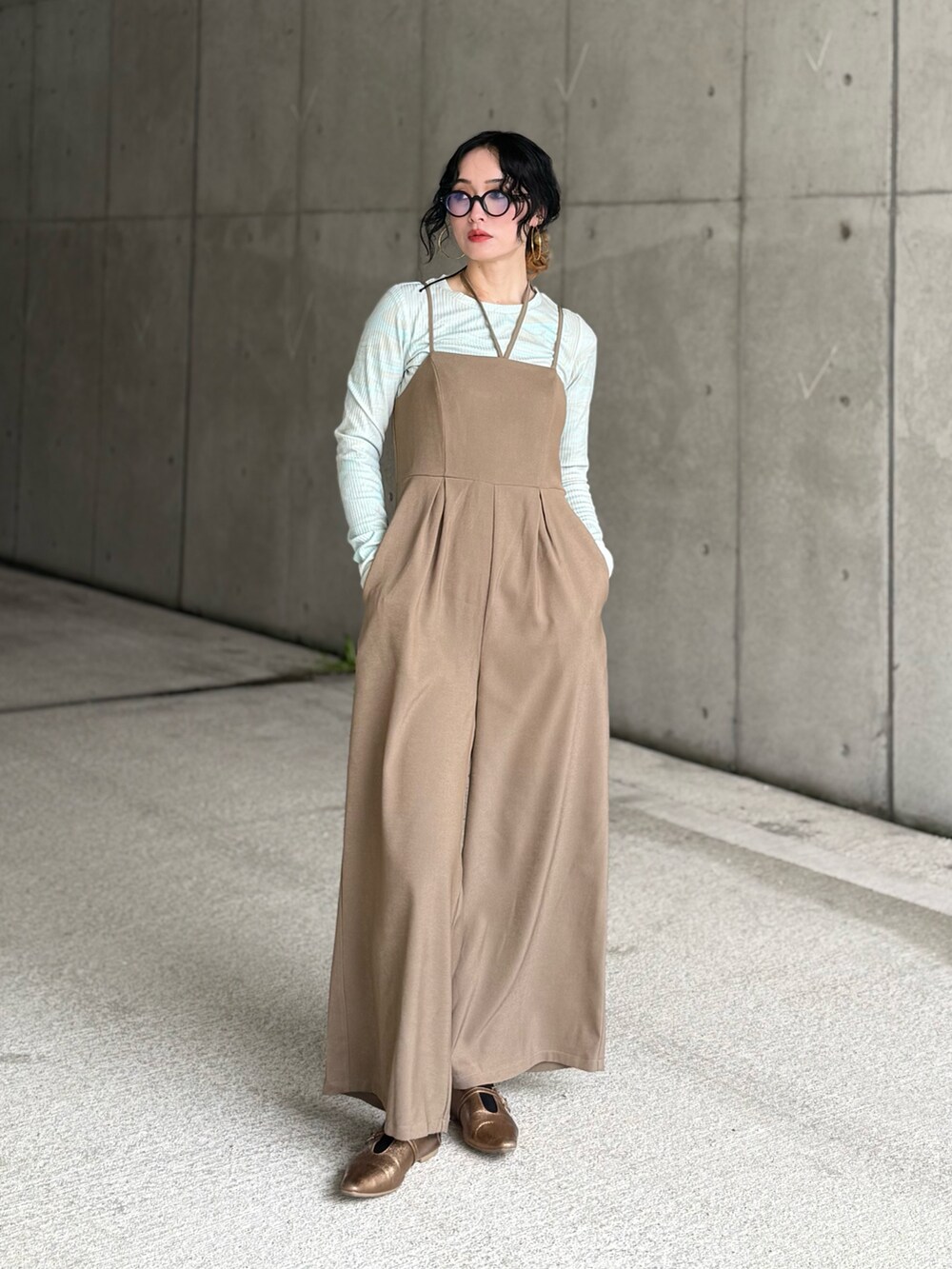 ベージュ系のスーツセット、ゴールド系のパンプス、ブラウン系のショルダーバッグを着用したレディースの冬コーディネートの4枚目の写真