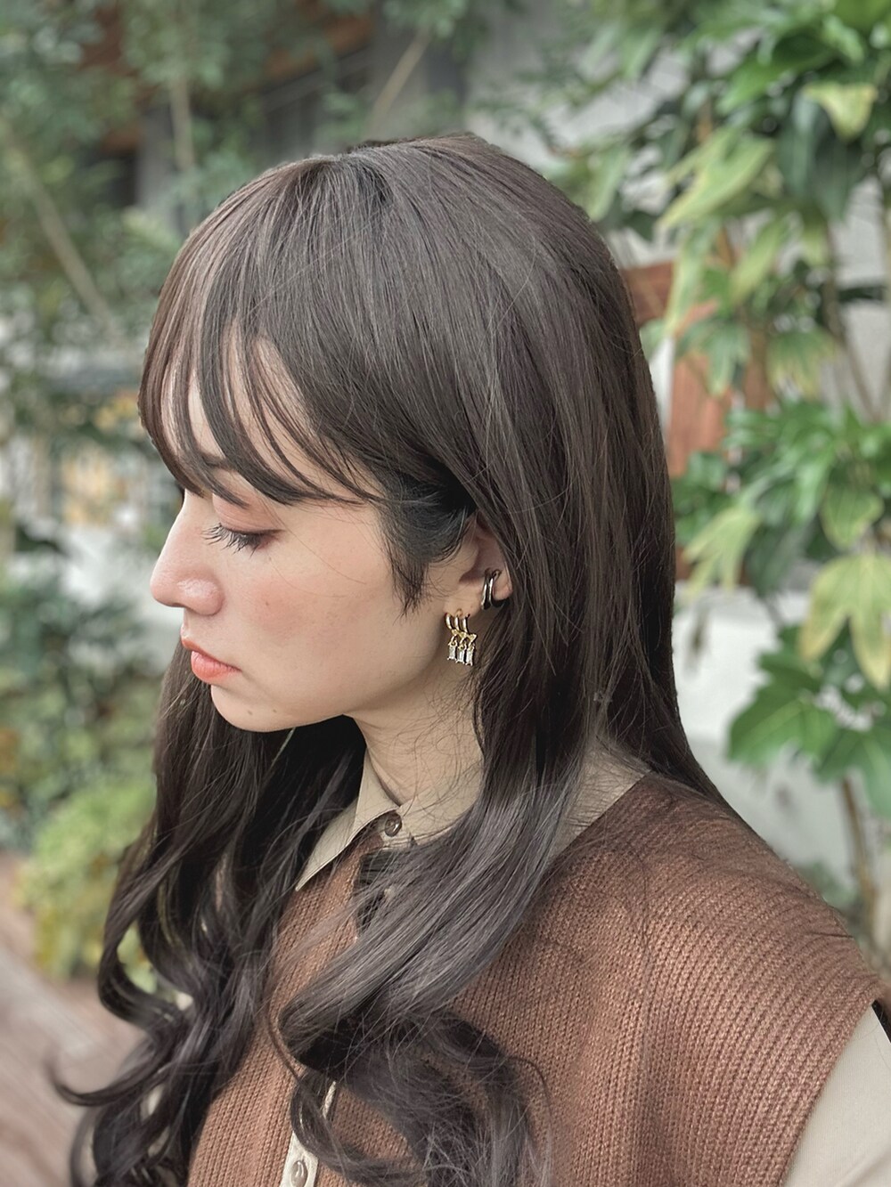 ブラウン系のブーツ、ベージュ系のワンピース、イエロー系のハンドバッグを着用したレディースの秋コーディネートの4枚目の写真