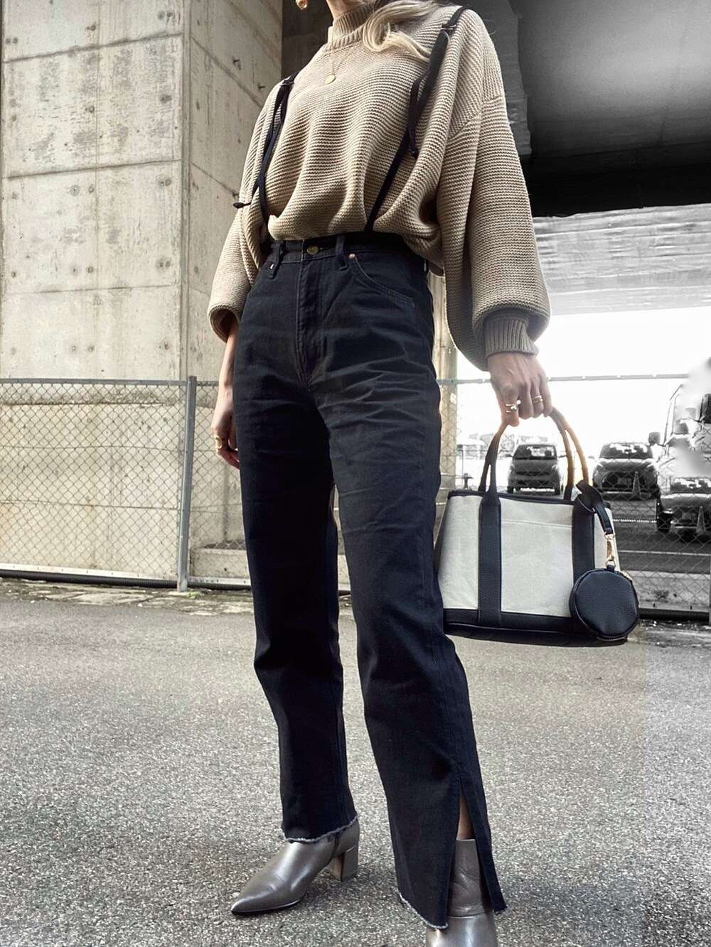 ベージュ系のその他トップス、ブラック系のデニムパンツ、ブラック系のトートバッグを着用したレディースの冬コーディネートの4枚目の写真