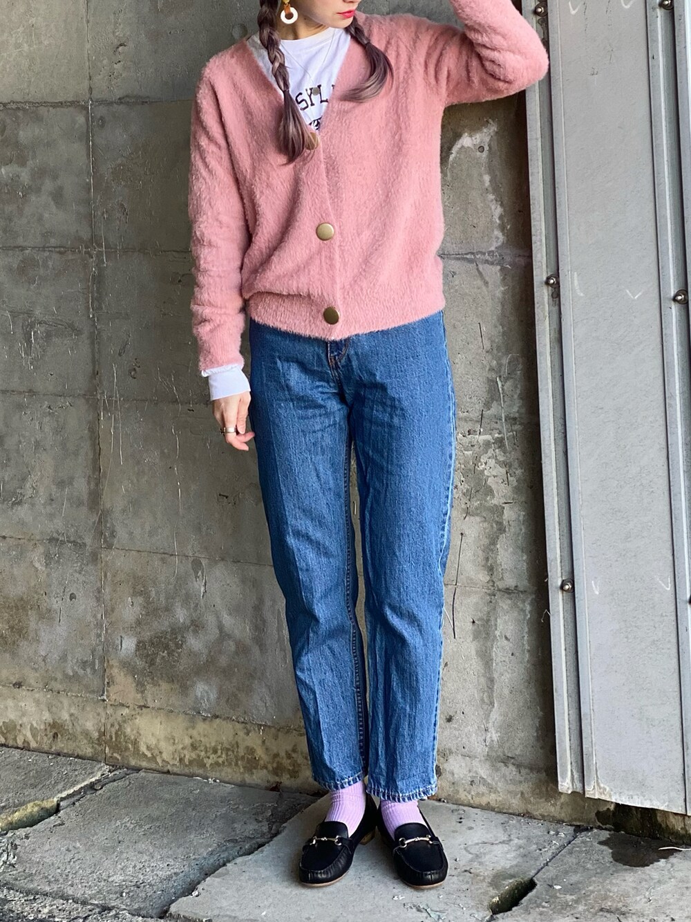 「ニット帽、トレンチコート、春コート、モヘアニット、カラーニット、カーディガン、デニムパンツ、ローファー、カラーソックス、大人カジュアル、ウィッグ、三つ編み、着回しコーデ、高身長女子、レイヤードスタイル」｜「COTORICAの袖ボリュームカラートレンチ（トレンチコート、ベージュ系）」を使った、IMOKOさん（レディース・170cm）の春コーディネートの5枚目の写真
