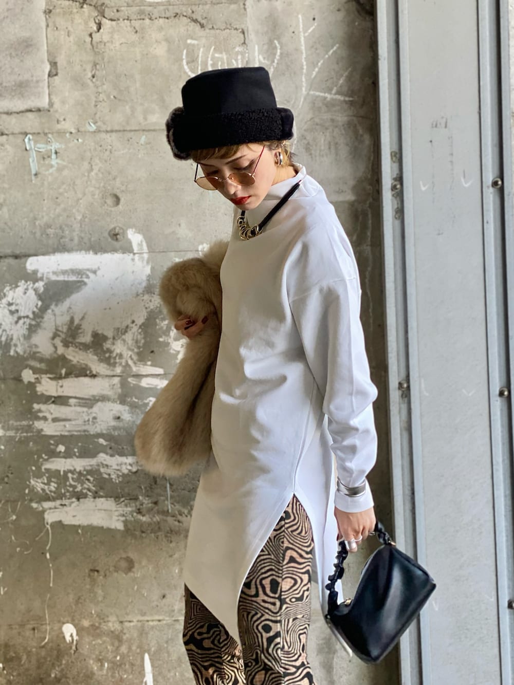 「柄パンツ、ハイネック、サングラス、ベスト、休日スタイル、モード、ファーベスト、フレアパンツ、ネイルチップ、高身長女子、秋冬コーデ、トーク帽、アシンメトリーワンピース、adf2010、天津憂」|「A DEGREE FAHRENHEITのボトルネックアシメトリーOP(チュニック、ホワイト系)」を使った、IMOKOさん(レディース・170cm)の冬コーディネートの3枚目の写真